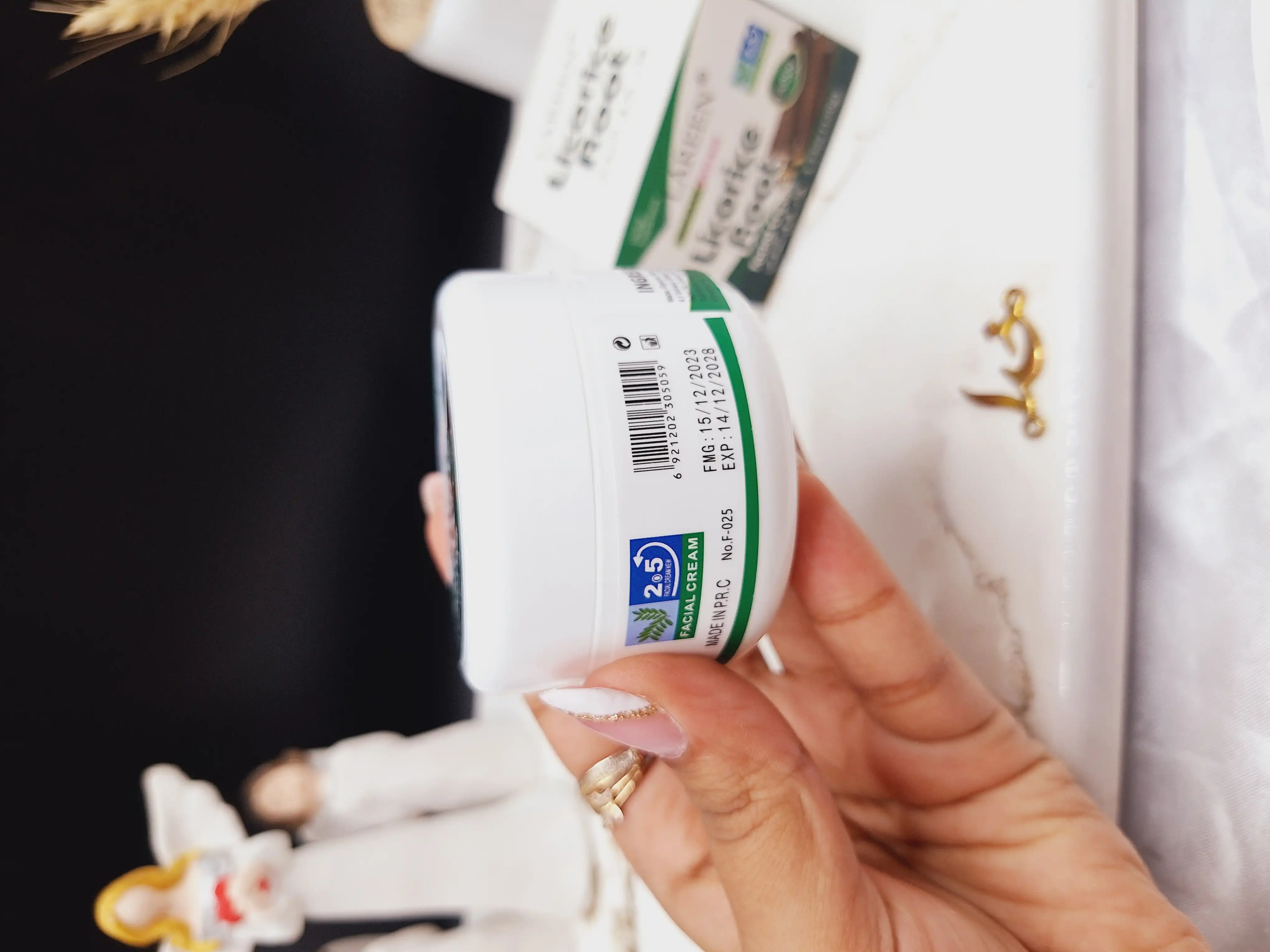 کرم همه کاره عصاره ریشه شیرین بیان مناسب چین و چروک، رنگدانه، علائم آکنه، منافذ بزرگ LAREEN کد F-025