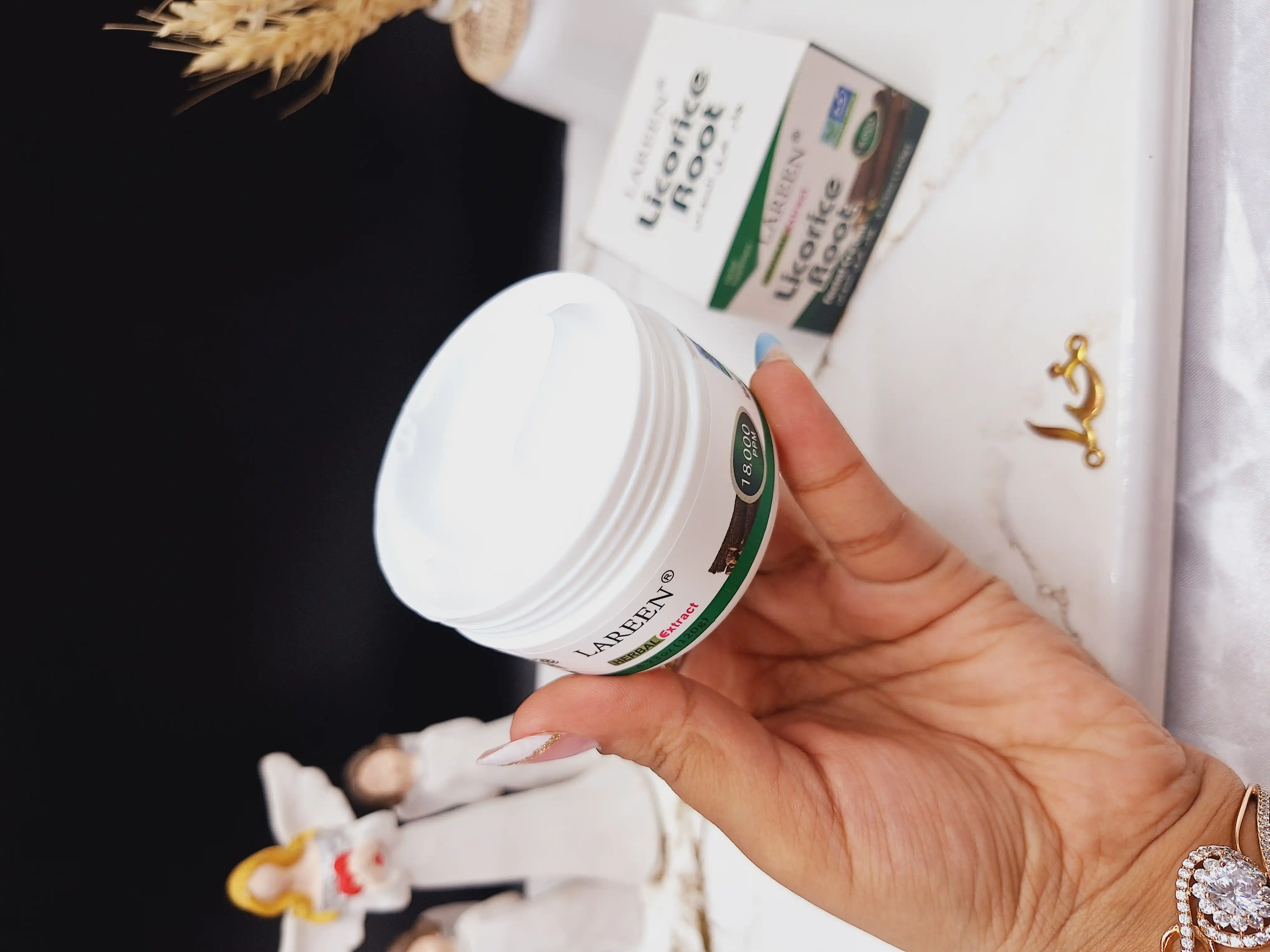 کرم همه کاره عصاره ریشه شیرین بیان مناسب چین و چروک، رنگدانه، علائم آکنه، منافذ بزرگ LAREEN کد F-025