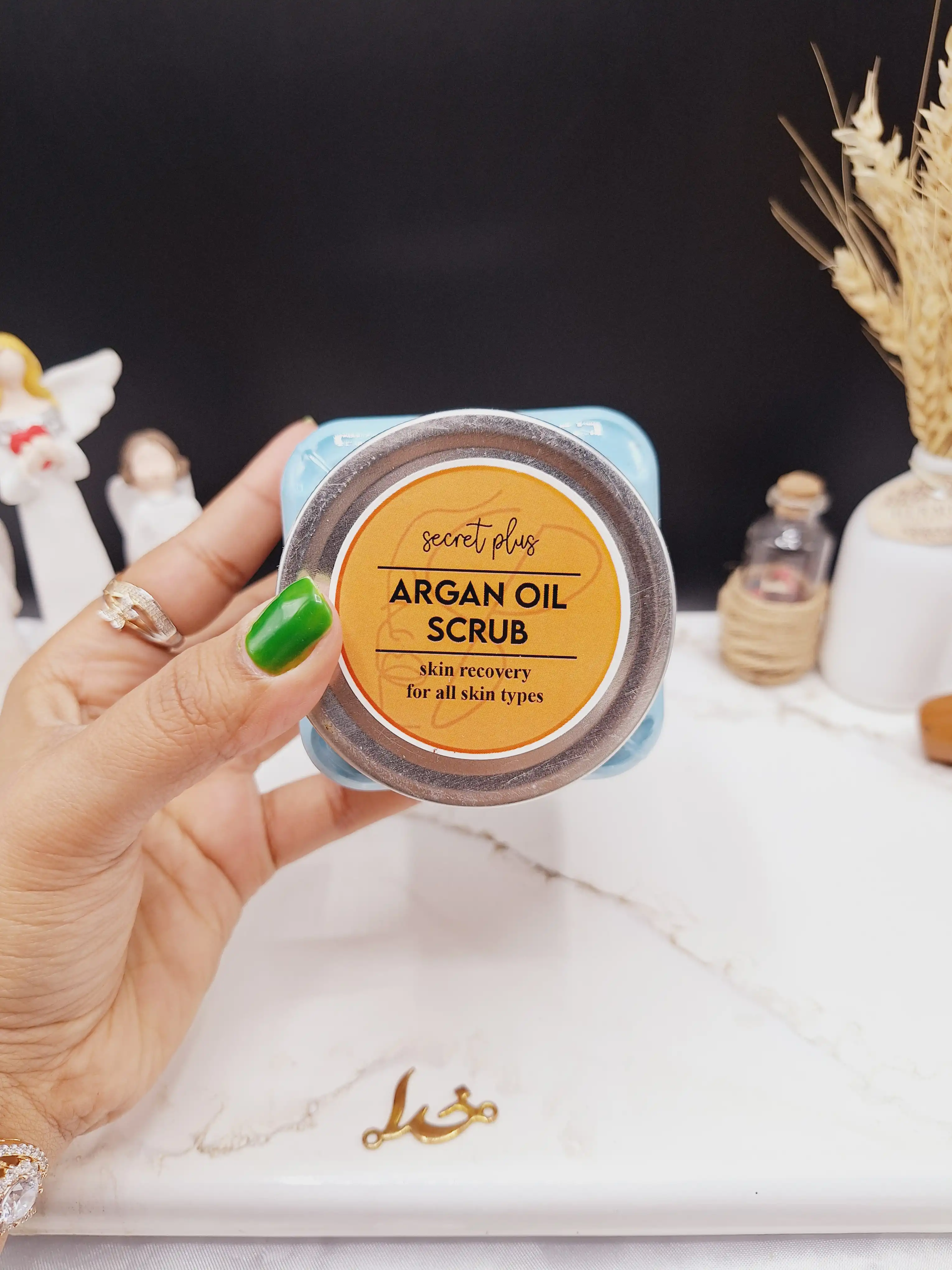 اسکراب لایه بردار تیرگی رایحه روغن آرگان ARGAN OIL برند secret plus حجم 500ml