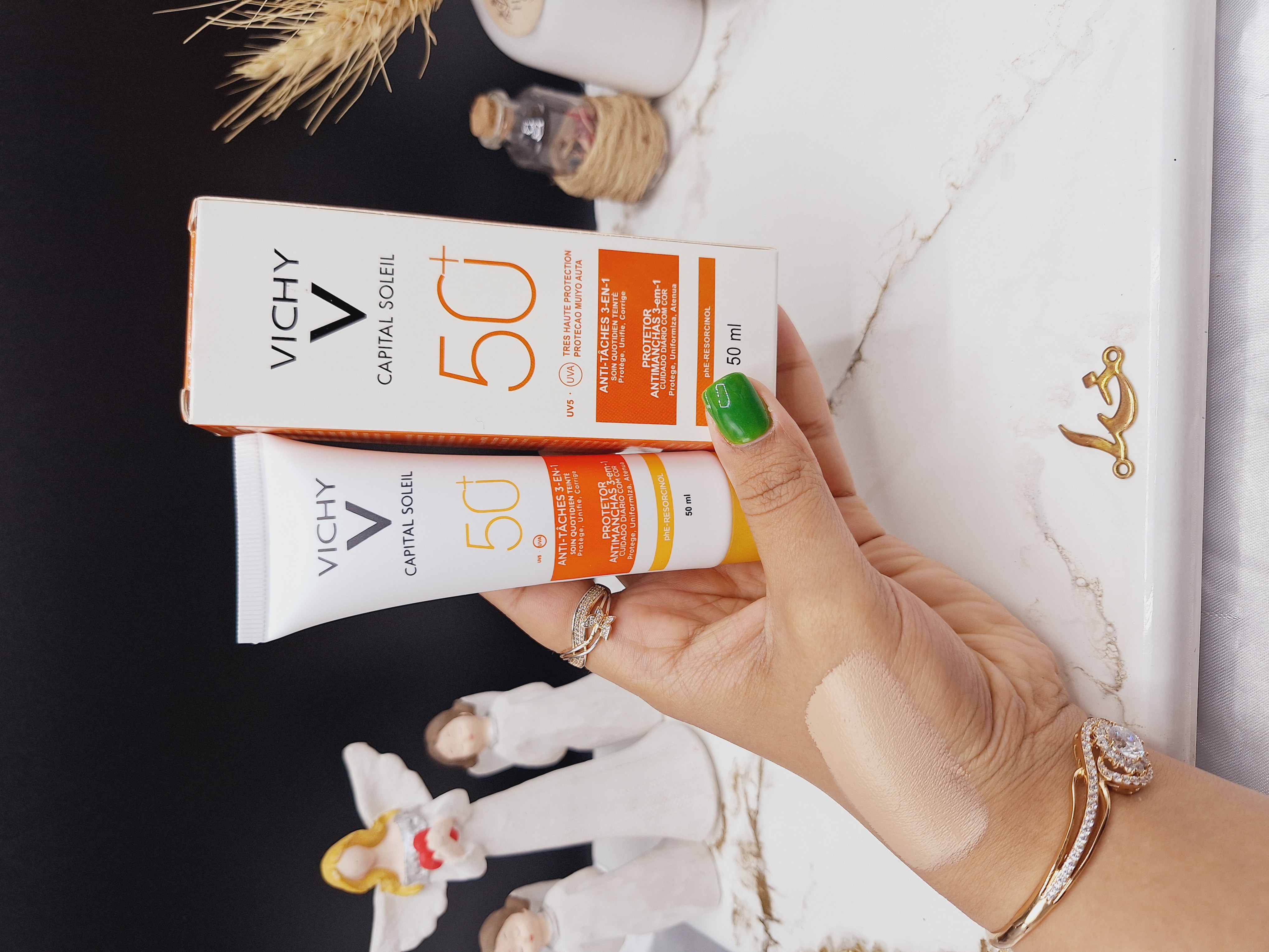 کرم ضد آفتاب رنگی جوانساز و ضد لک ویشی کاپیتال سولیل ویشی VICHY  SPF50 کد 1826