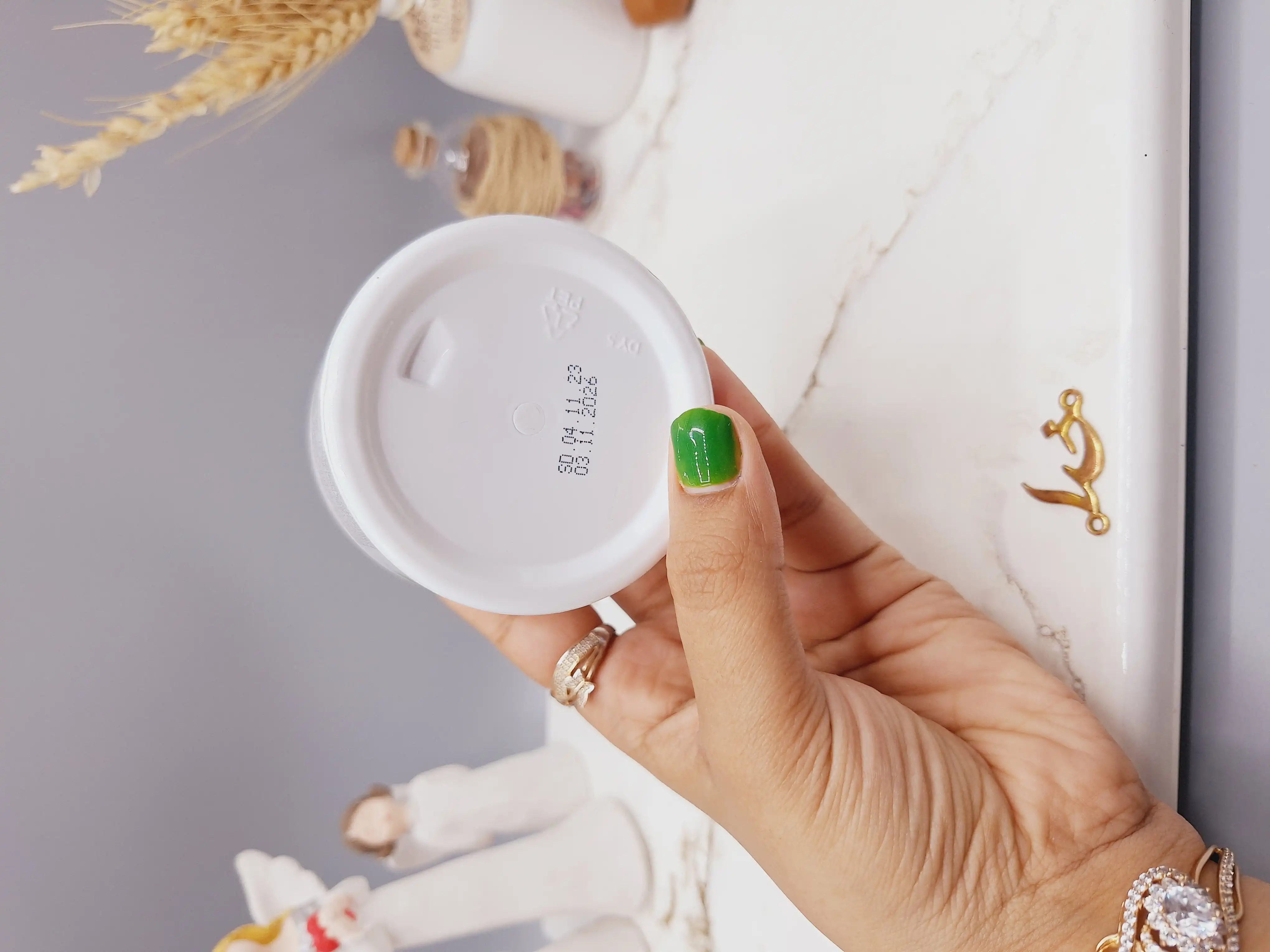 کرم صورت مرطوب کننده و تغذیه کننده پوست آووکادو سادور SADOER کد SD93900