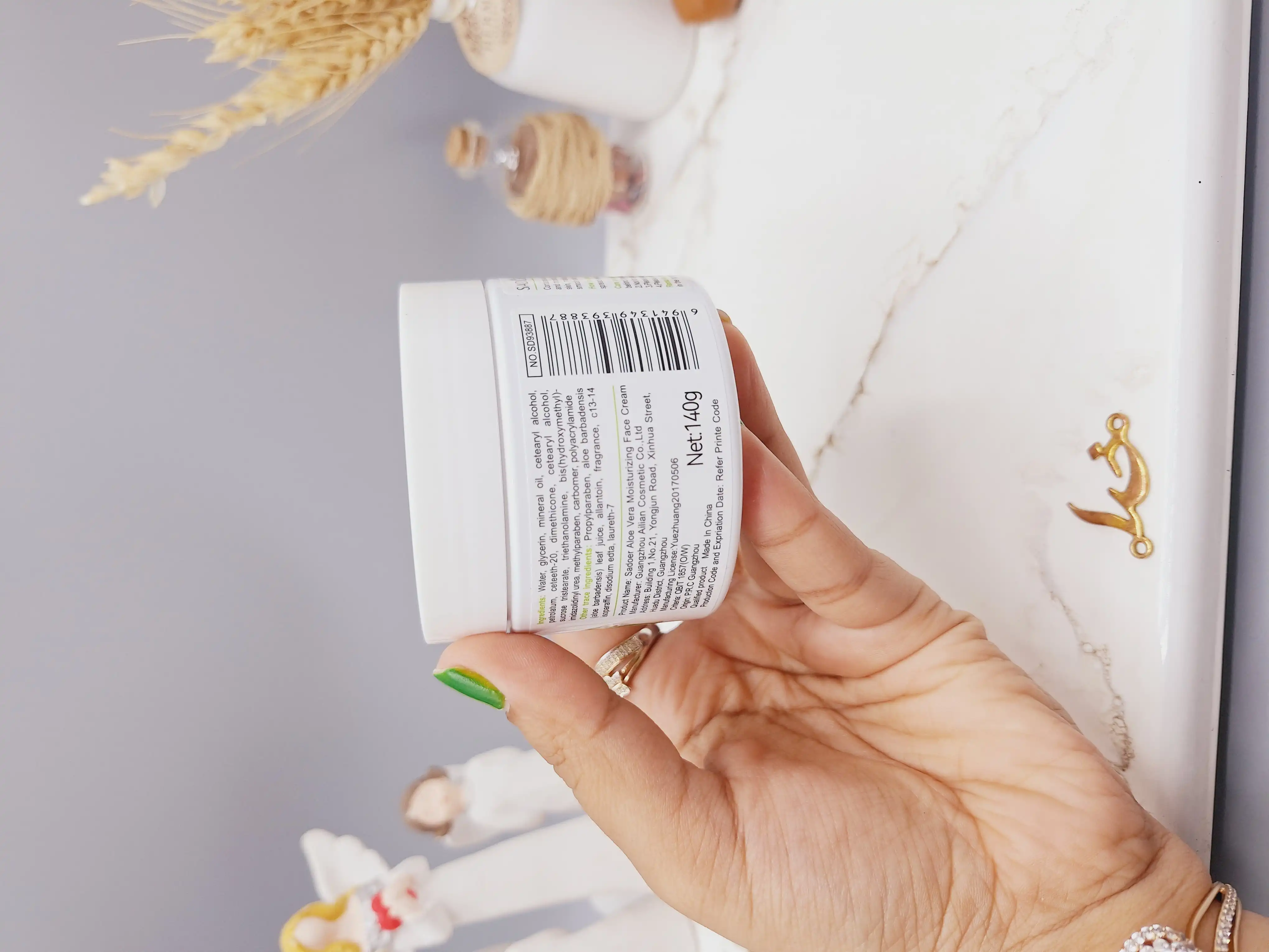 کرم صورت مرطوب کننده و تغذیه کننده پوست آلوئه ورا سادور SADOER کد SD93887