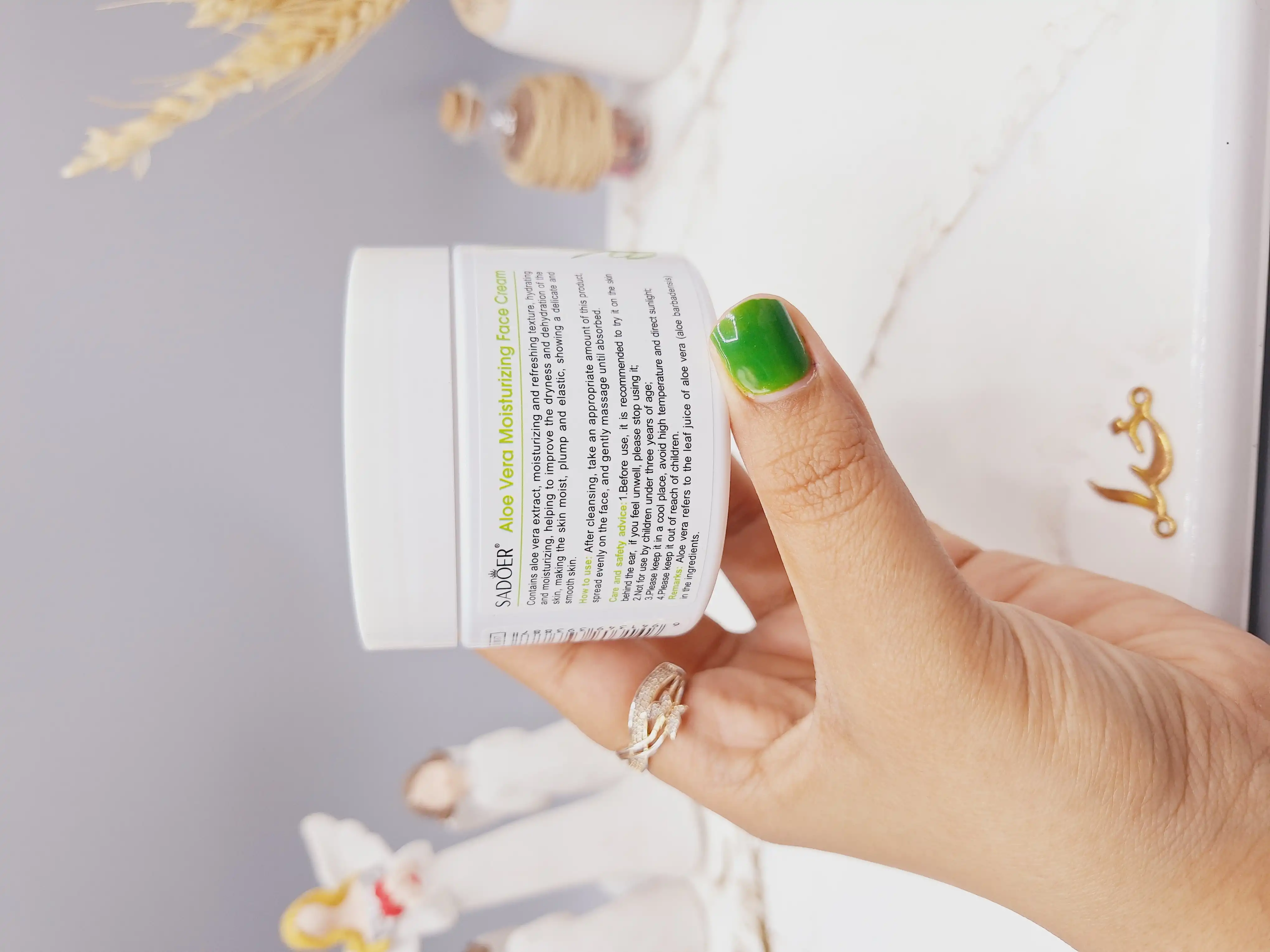 کرم صورت مرطوب کننده و تغذیه کننده پوست آلوئه ورا سادور SADOER کد SD93887