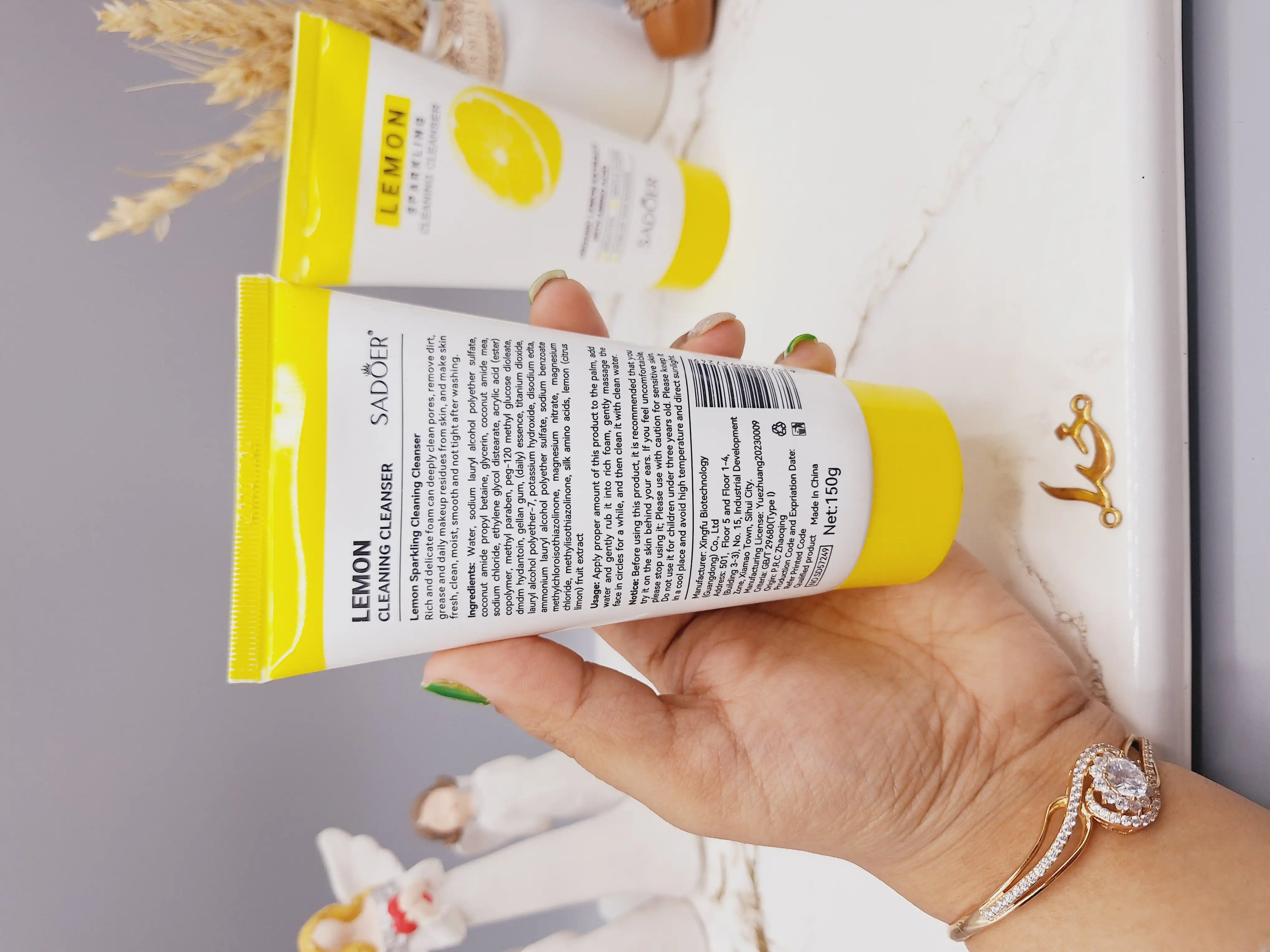 فوم شستشو صورت روشن کننده با عصاره لیمو سادور SADOER کد SD57249