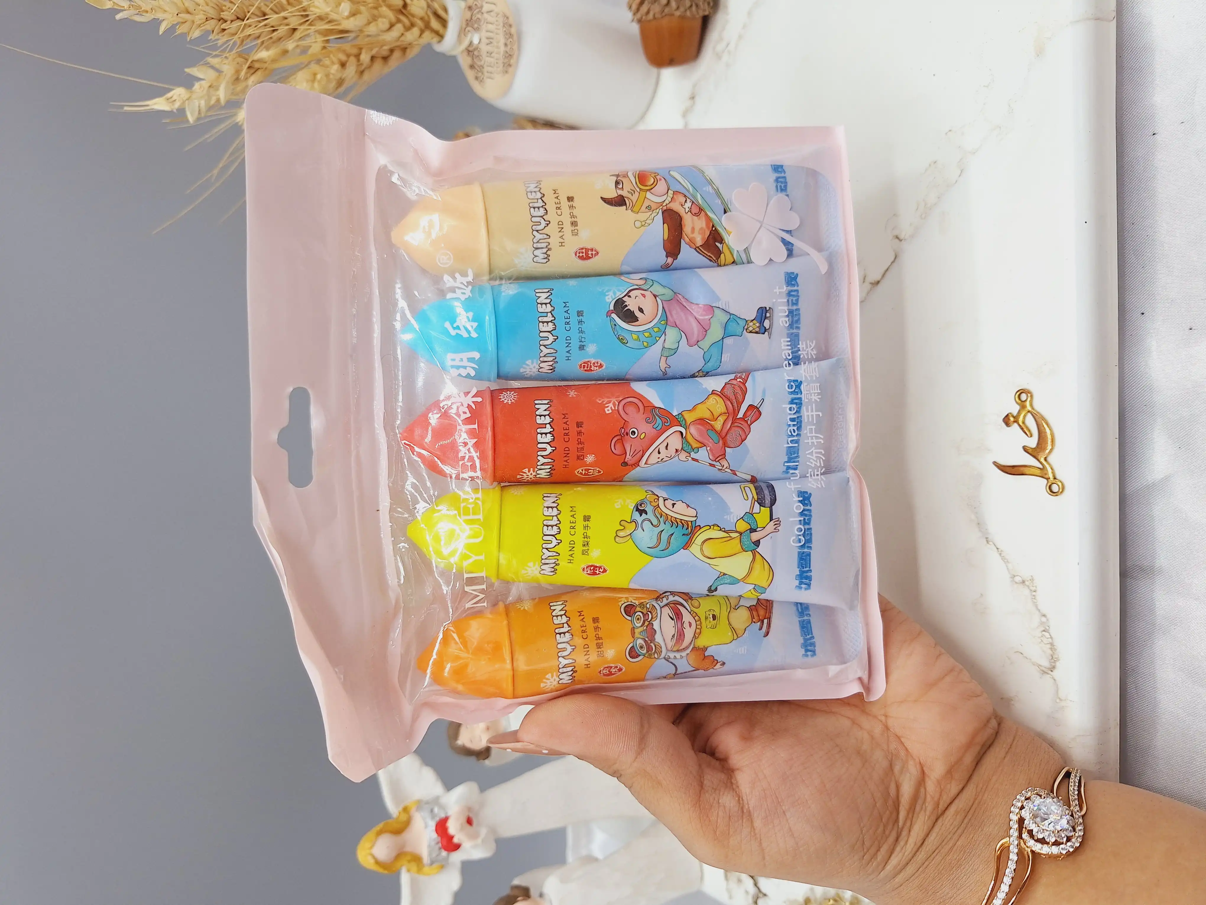 پک کرم دست 5 عددی مدل شکوفه طرح دختر اسکی باز برند MIYUELENI کد 7203