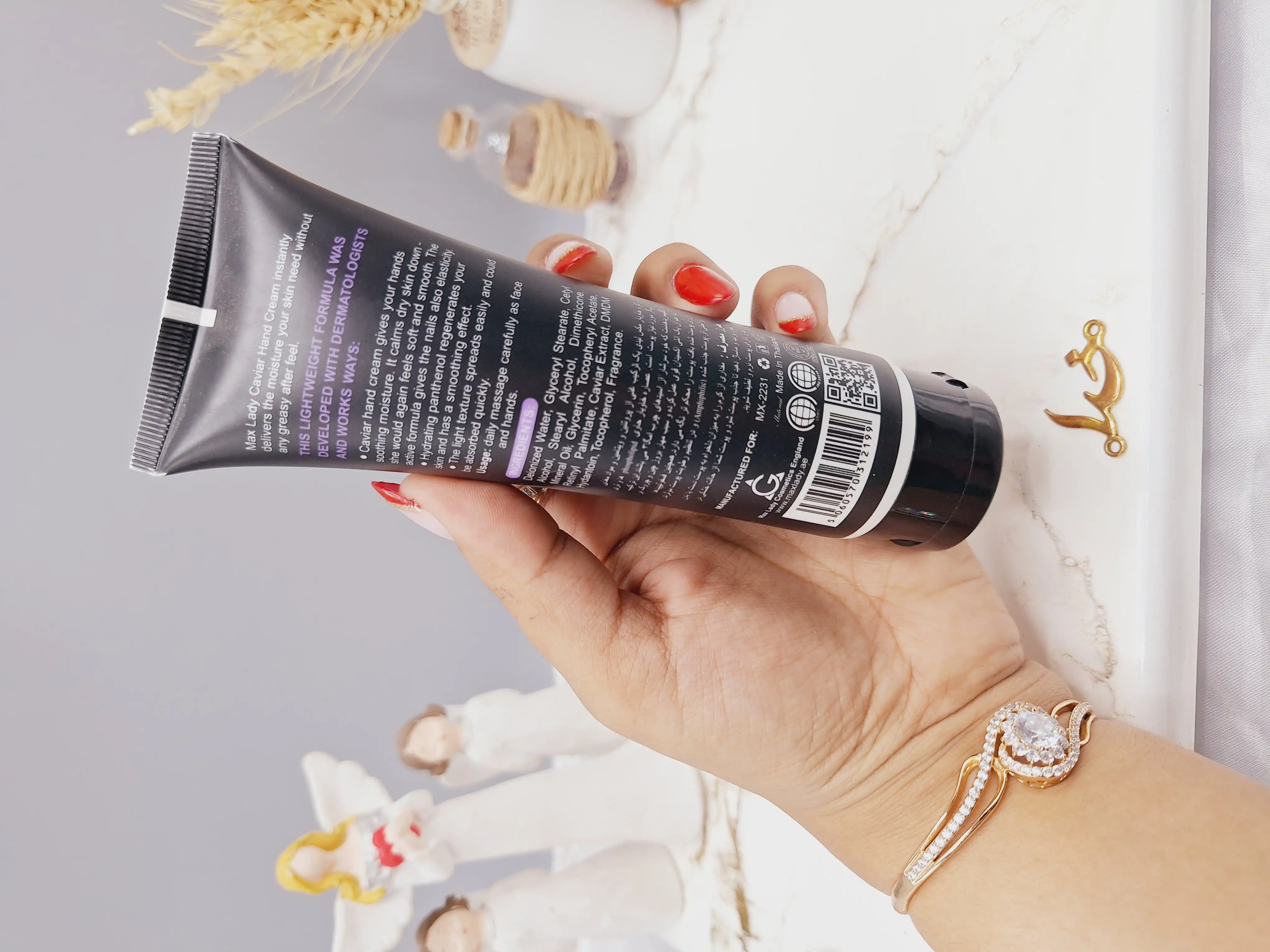 کرم مرطوب کننده و آبرسان خاویار برند مکس لیدی MAX LADY کد MX_2231