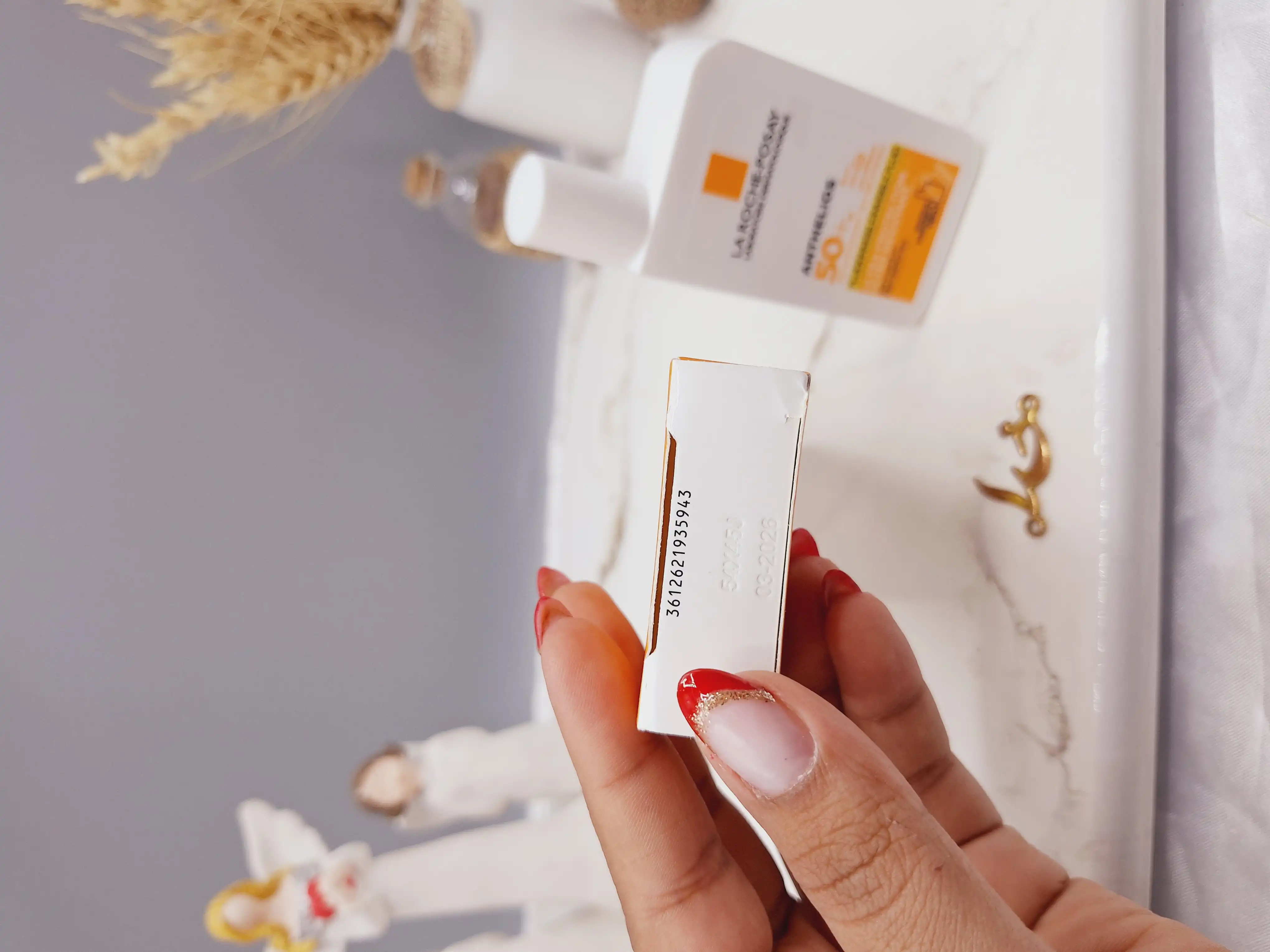 ضد آفتاب بی رنگ لاروش پوزای با spf50 ساخت امارات کد 2662