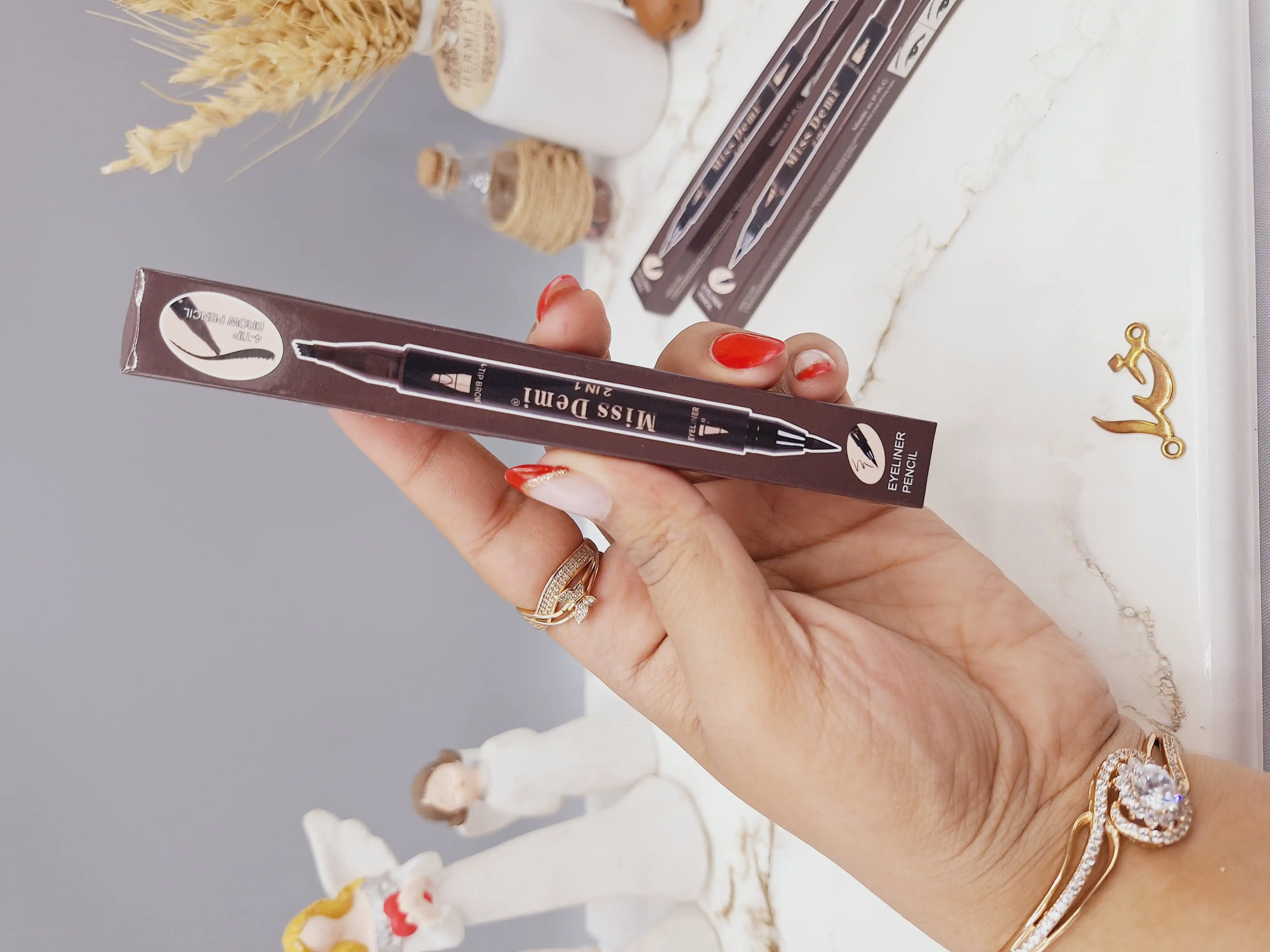 خط چشم و هاشور دو سر برند میس دمی Miss Demi