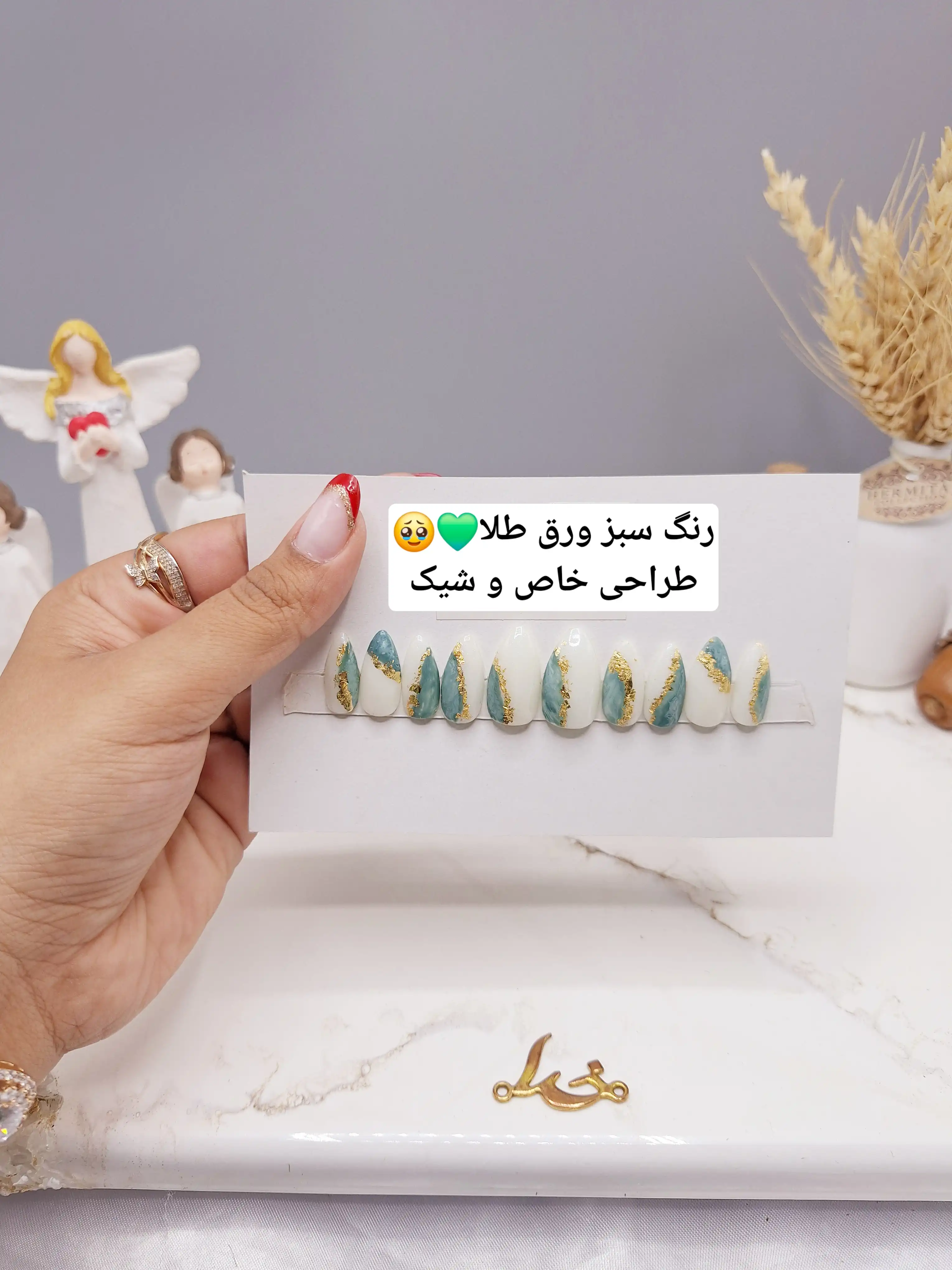 ناخن مصنوعی با مواد کاشت درجه ۱ رنگ سفید و سبز با روکش ورق طلا (به همراه پک اختصاصی)