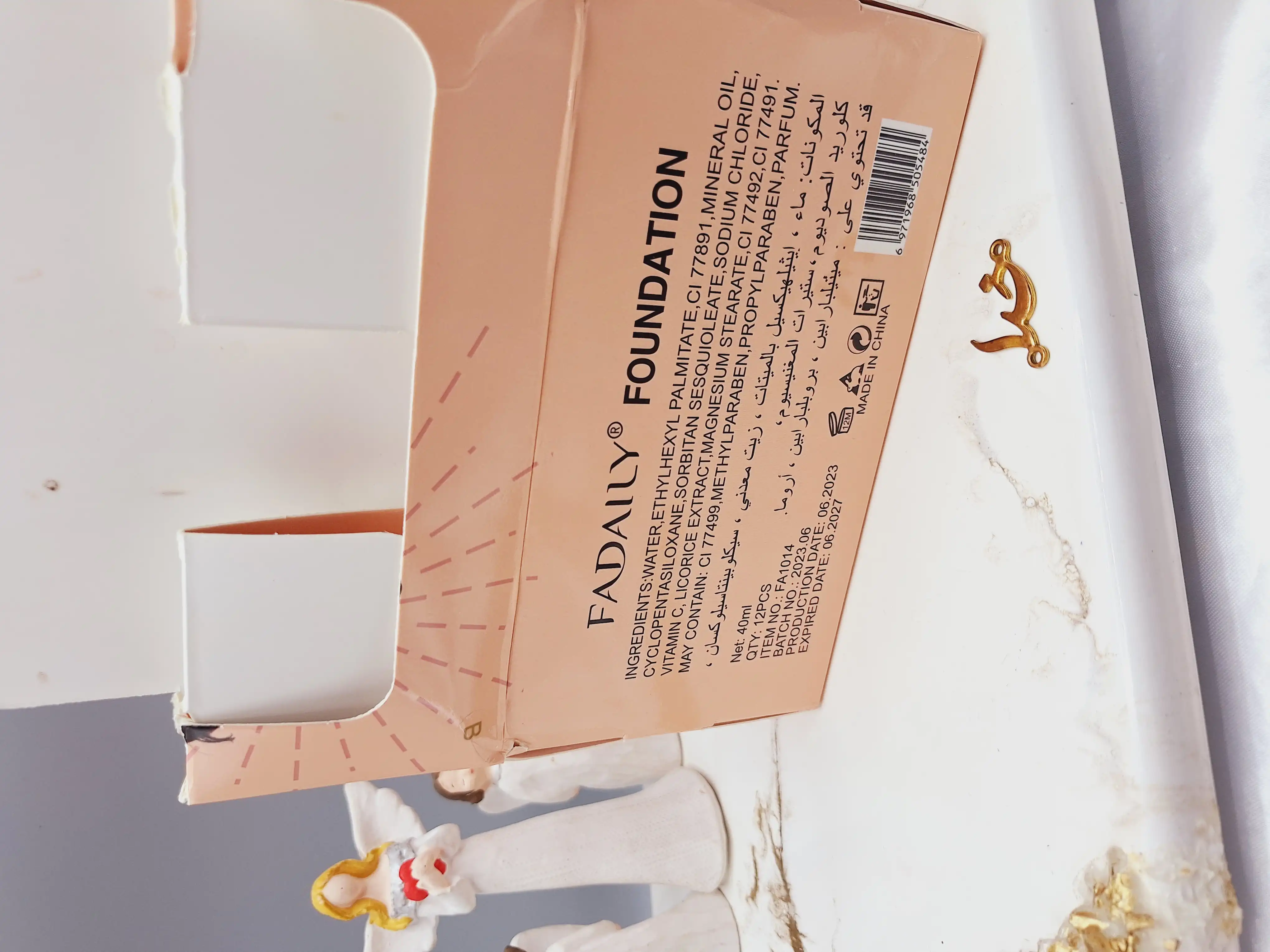 کرم پودر رنگ روشن FADAILY طرح استوانه ای درب نقره ای کد FA1014