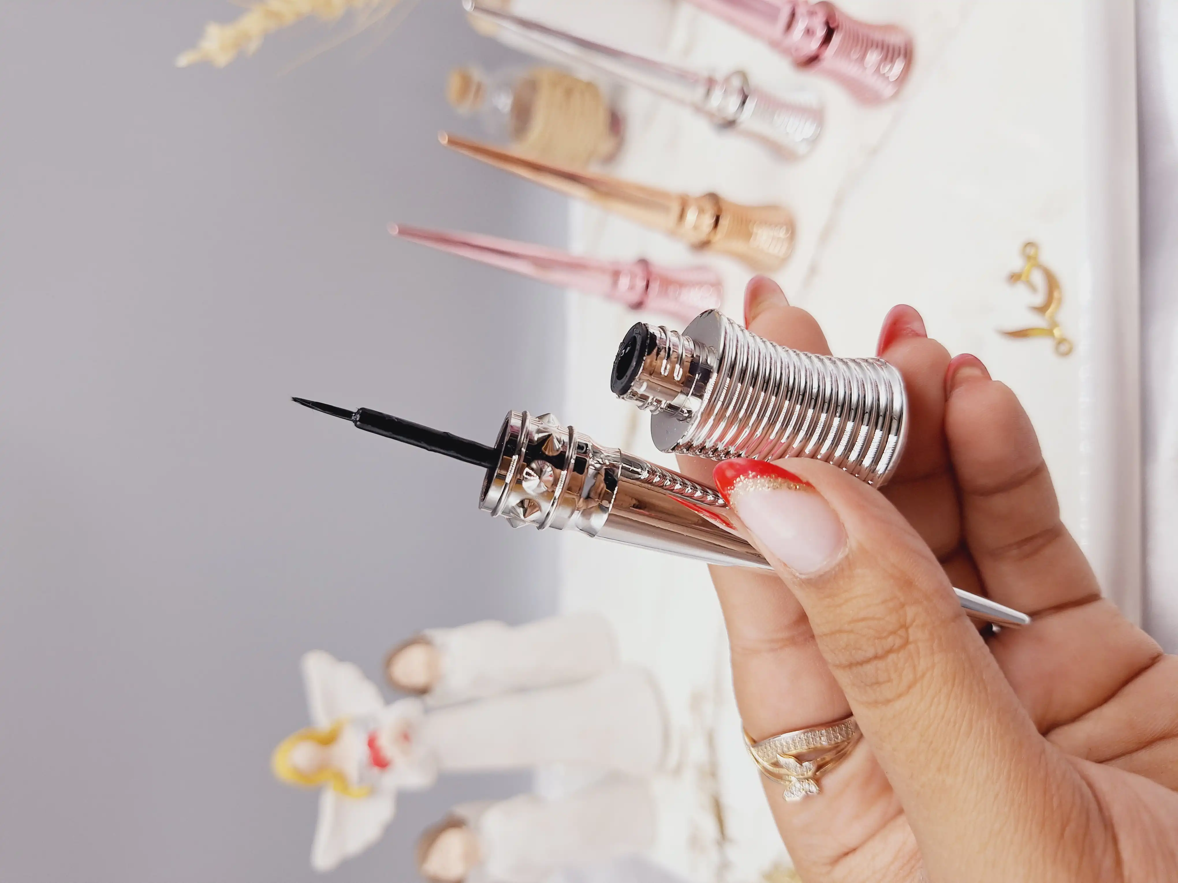 خط چشم مویی طرح پوکه استوانه ای برند Beauty model کد E4037