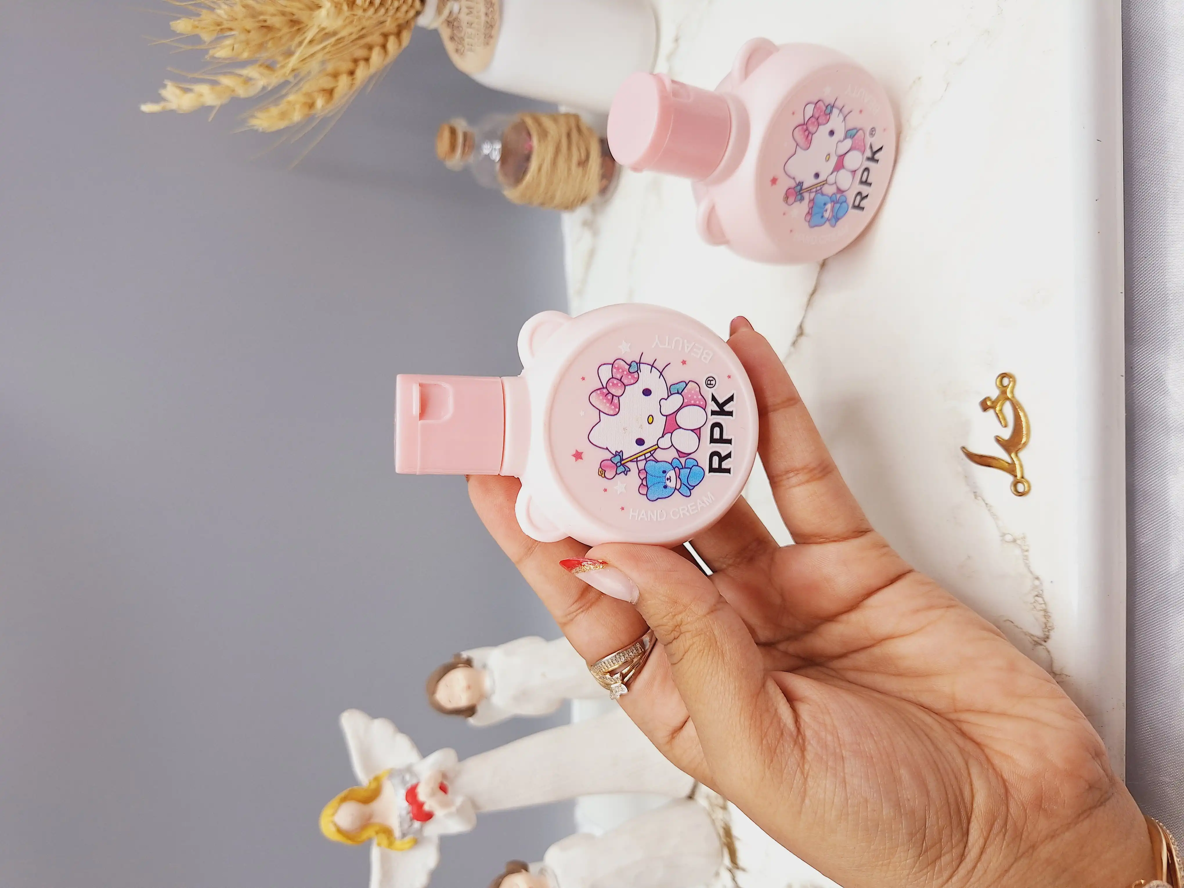کرم مرطوب کننده دست فانتزی طرح کیتی ناز برند RPK کد H1151