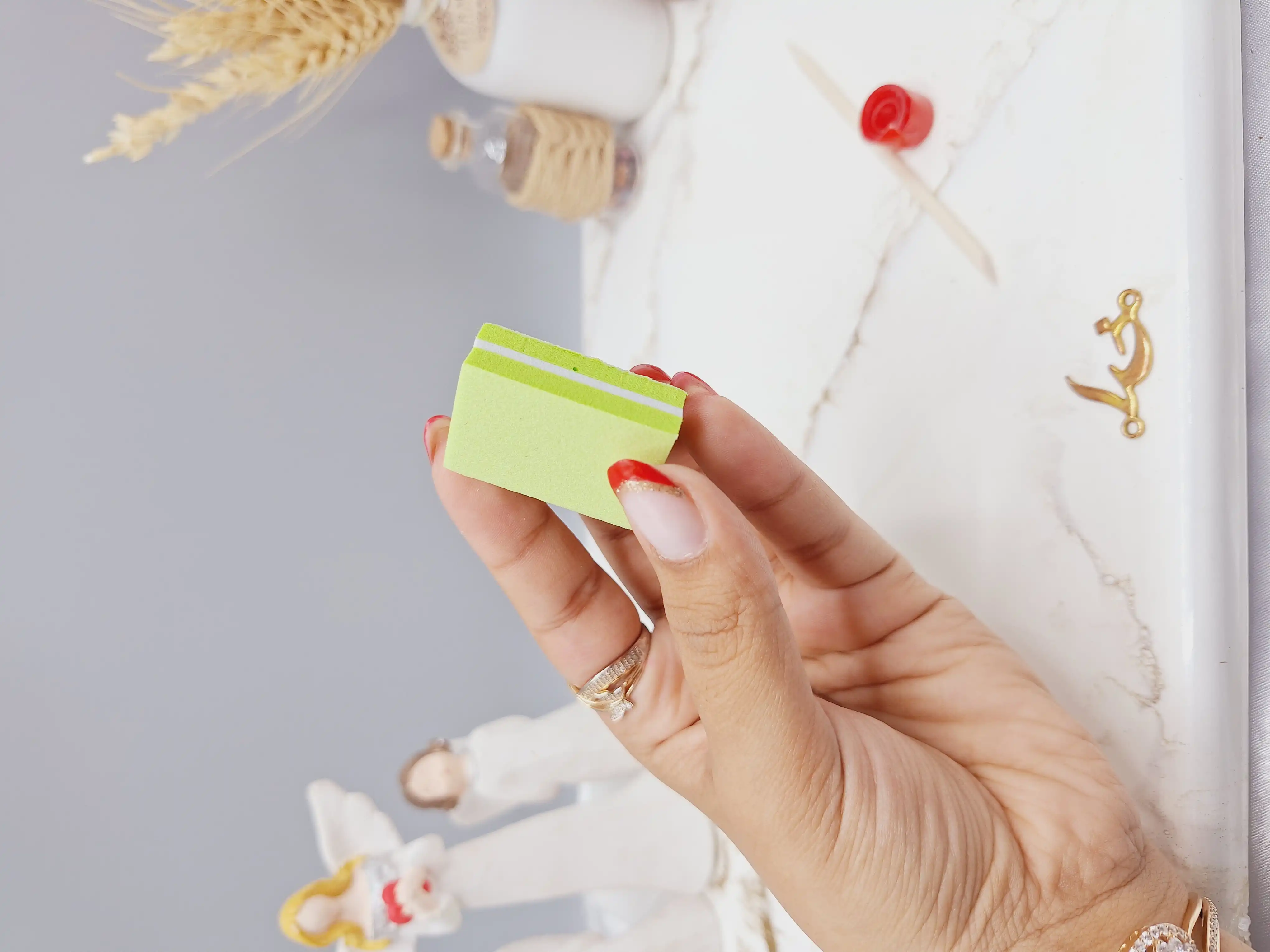 ناخن مصنوعی با مواد کاشت درجه 1 رنگ طلایی مدل آیس ژل شاین دار