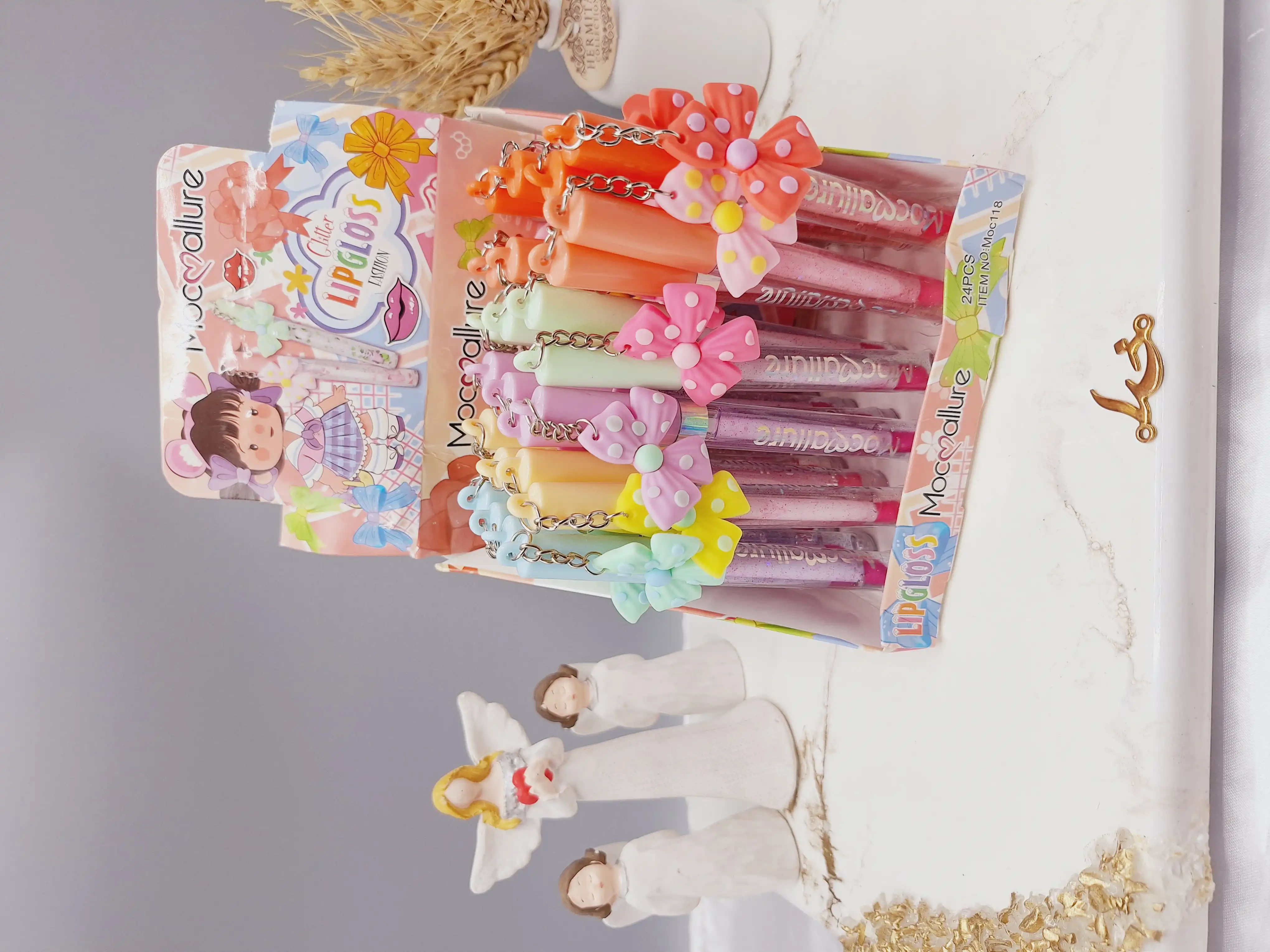 لیپ گلاس شاین دار طرح آویز پاپیون دار برند موکالره کد Moc118