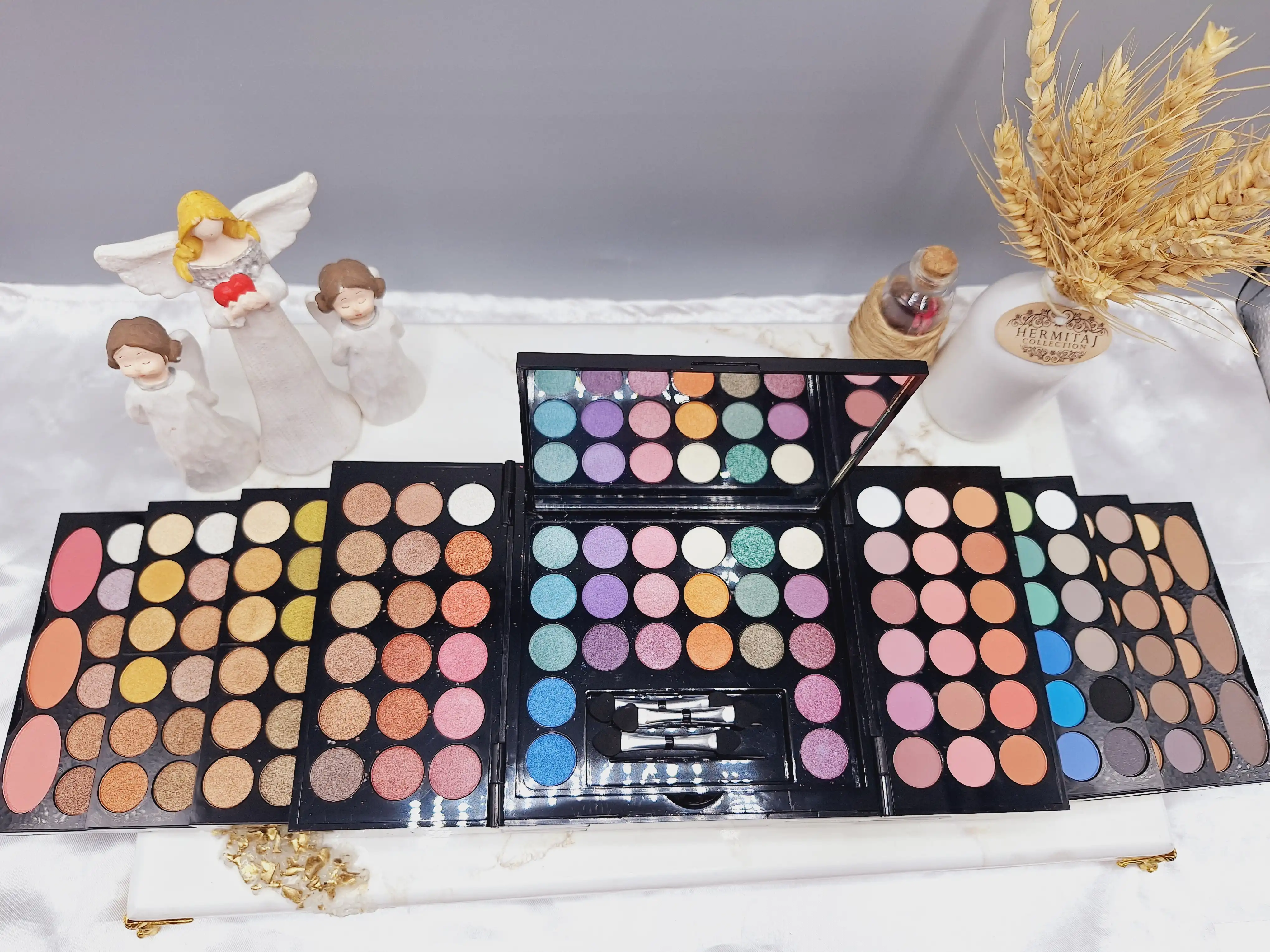 سایه حرفه ای چند طبقه کیفیت عالی مناسب میکاپ برند LAREEN کد 8964