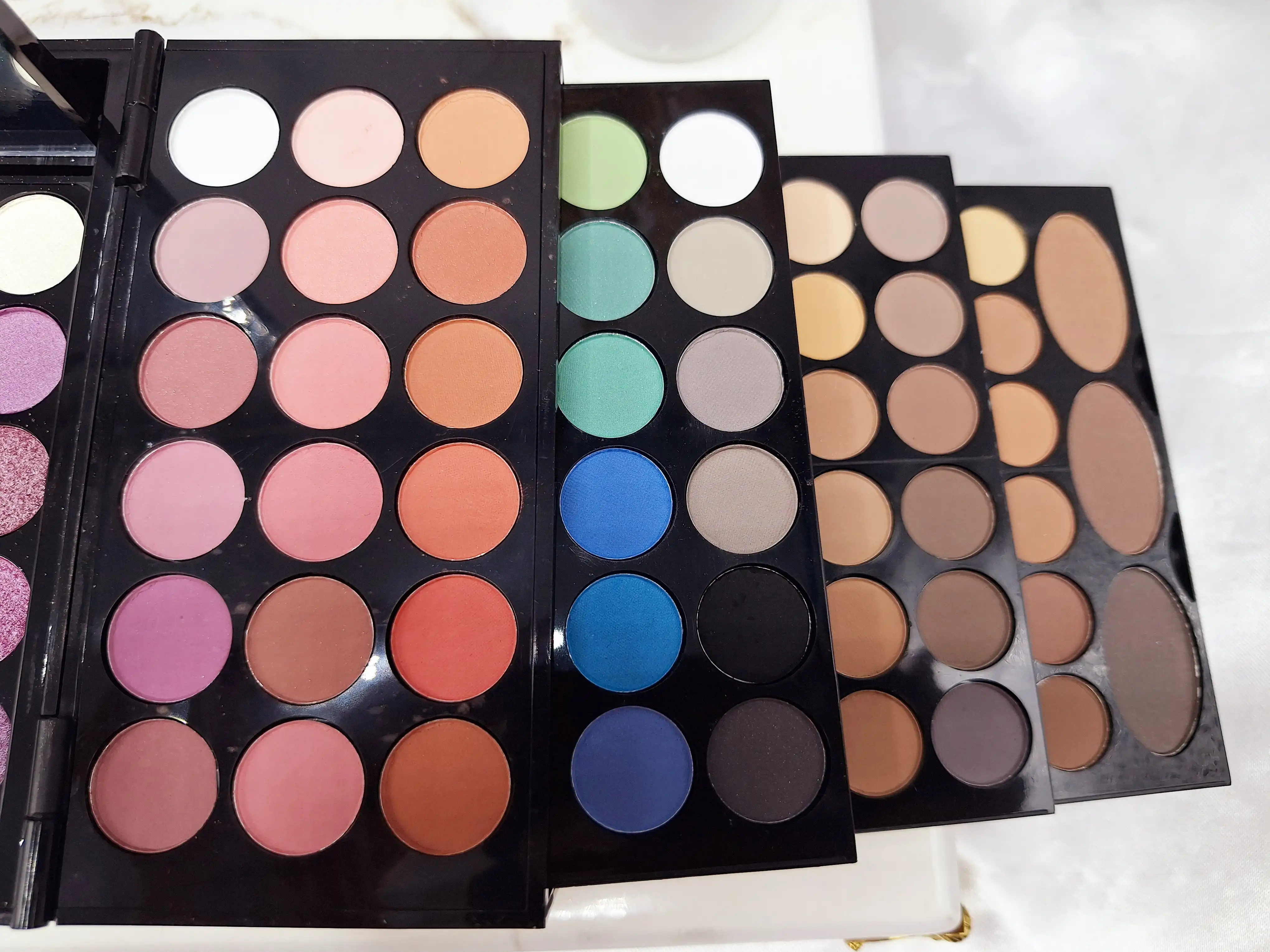 سایه حرفه ای چند طبقه کیفیت عالی مناسب میکاپ برند LAREEN کد 8964