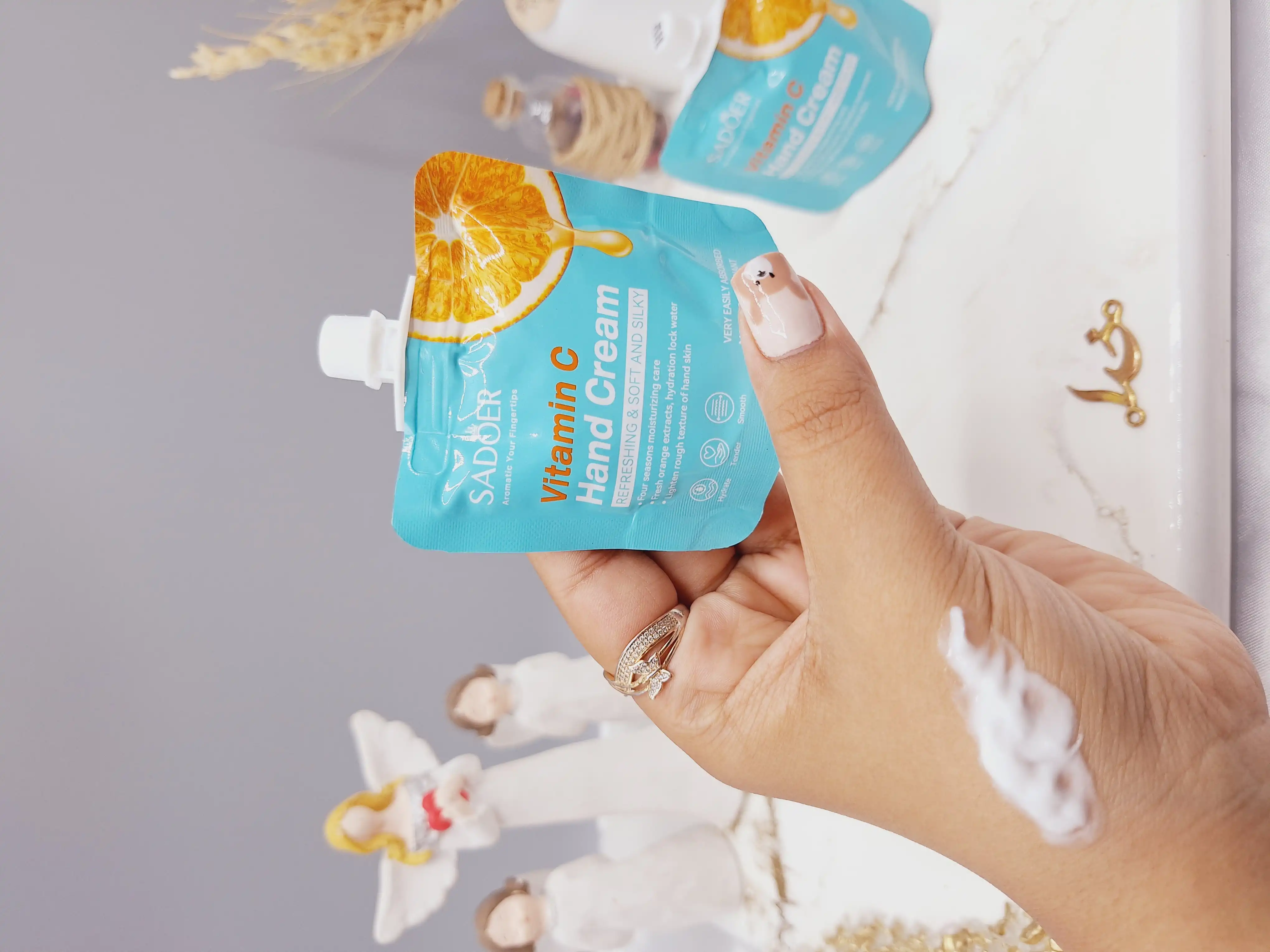 کرم مرطوب کننده و نرم کننده ساندیسی ویتامین سی برند سادور کد 6617