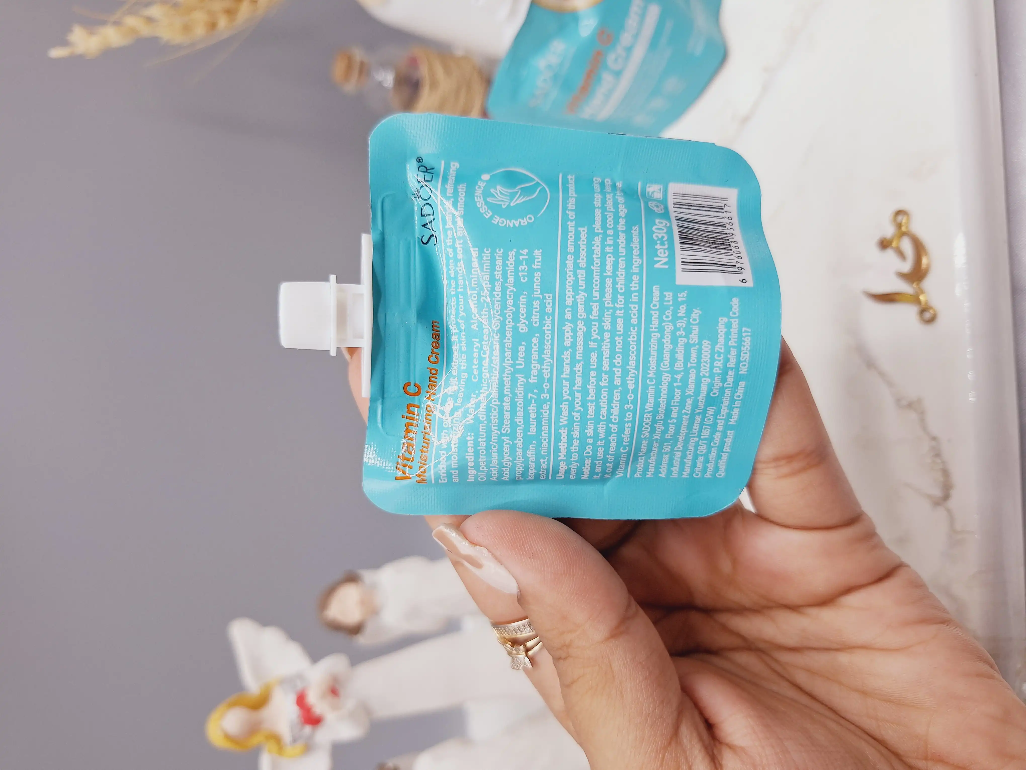 کرم مرطوب کننده و نرم کننده ساندیسی ویتامین سی برند سادور کد 6617