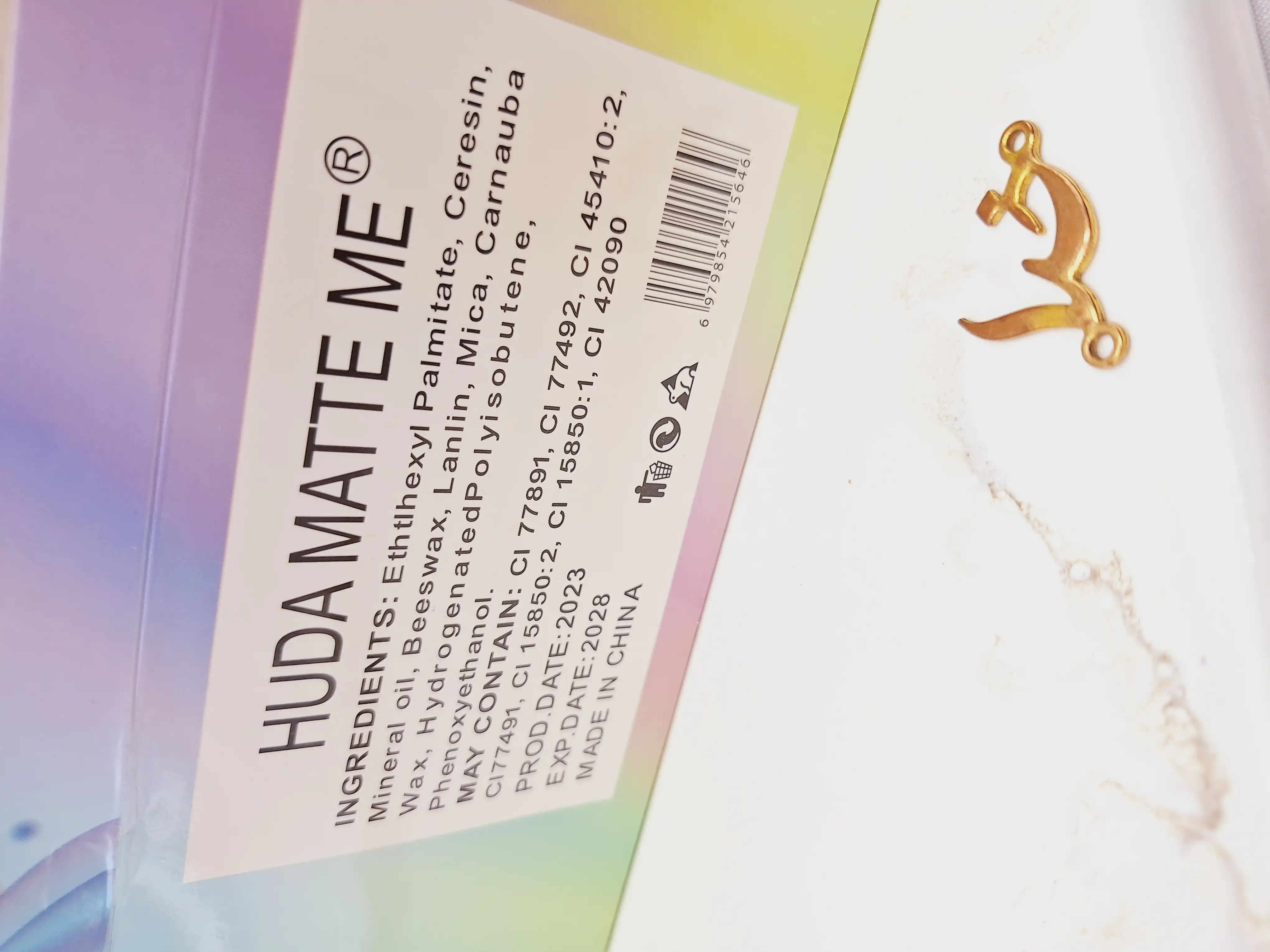 بالم لب رنگی طرح کش مو گل دار برند  ‏HUDA MATTE ME‏ کدHM_2011