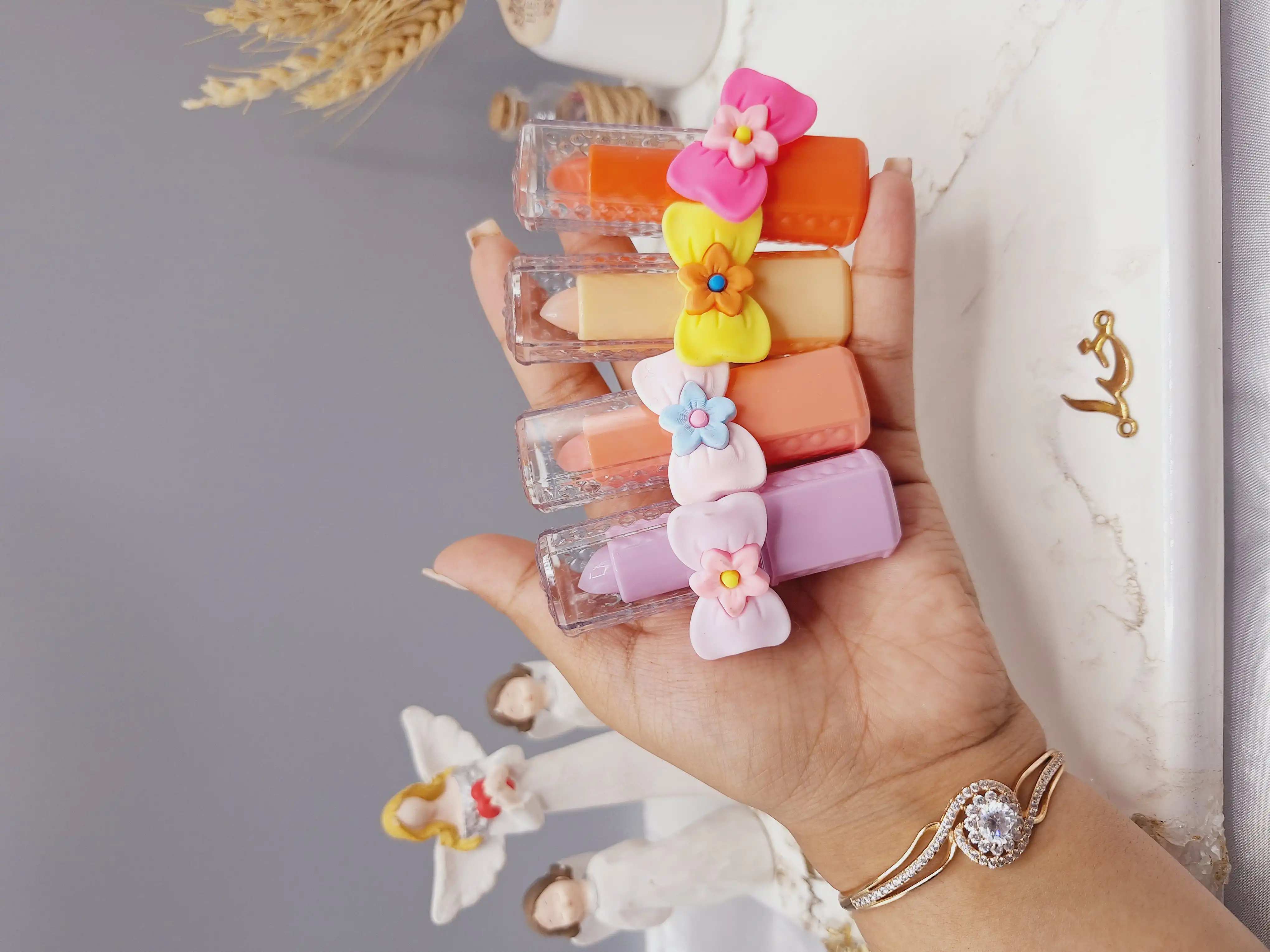 بالم لب رنگی طرح کش مو گل دار برند  ‏HUDA MATTE ME‏ کدHM_2011