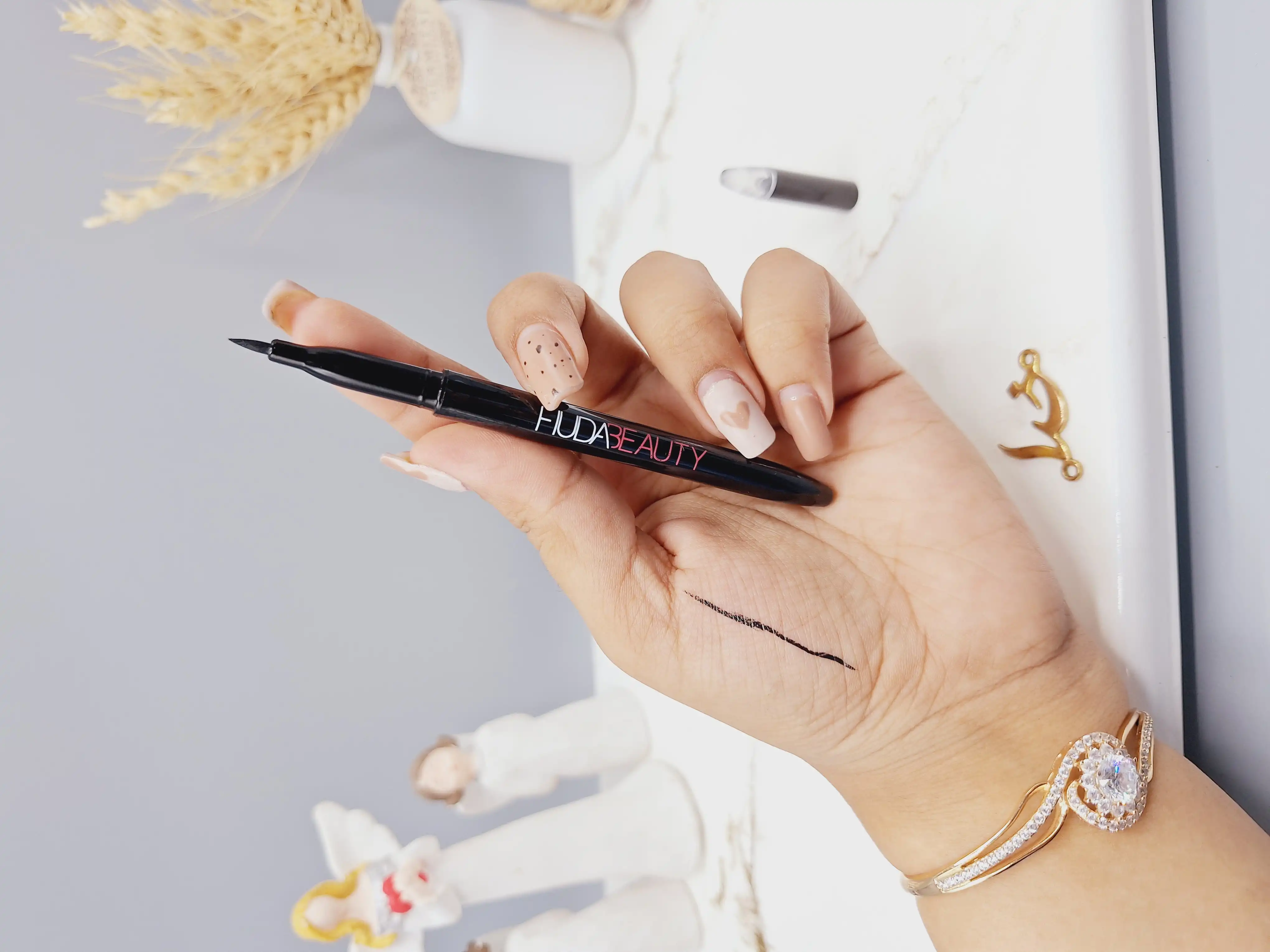 خط چشم ماژیکی مشکی برند هدا بیوتی کد 8352