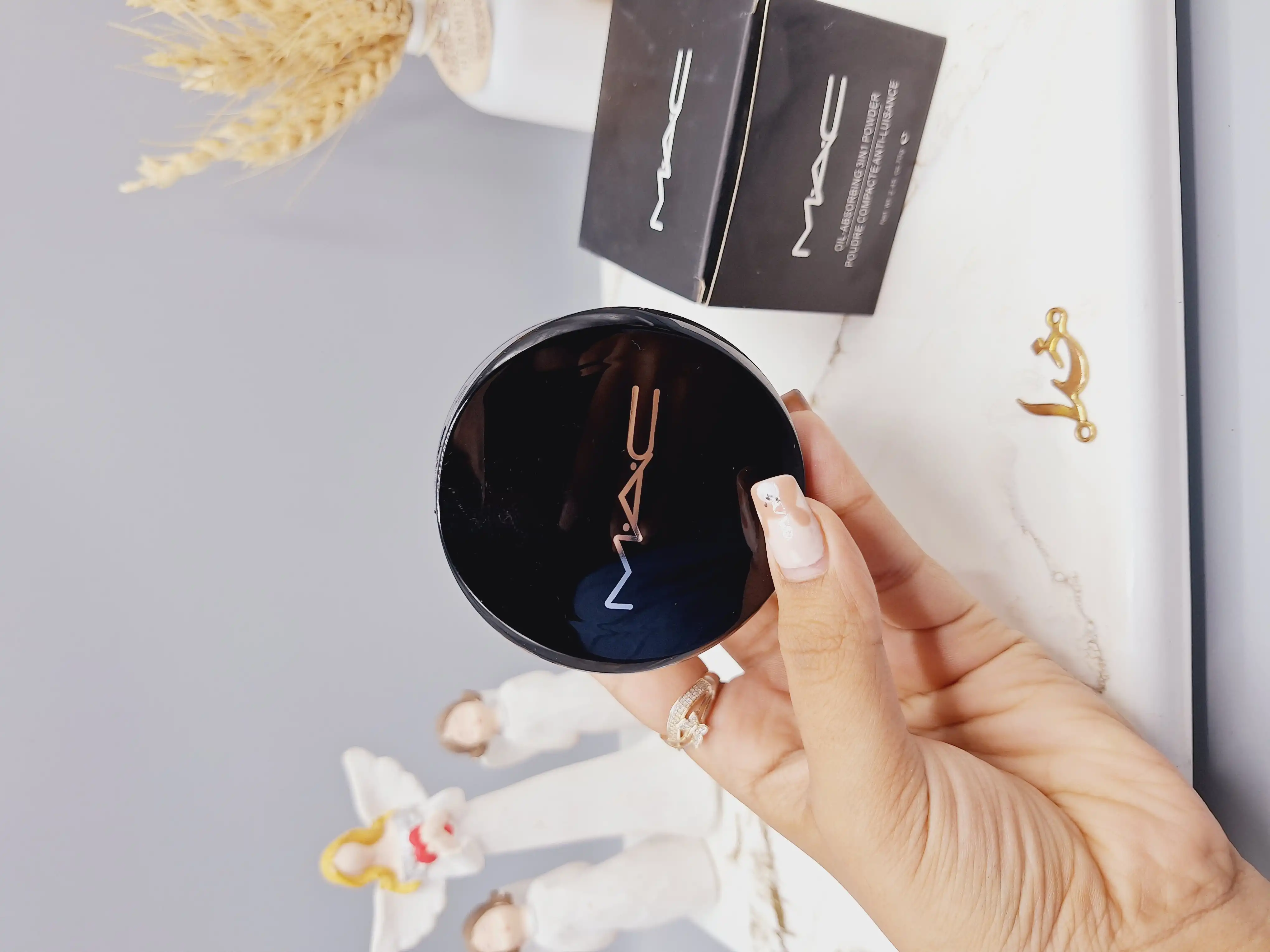 پودر فیکس سه طبقه به همراه پنکک خشک و چرب برند مک کارتن مشکی کد  2706B