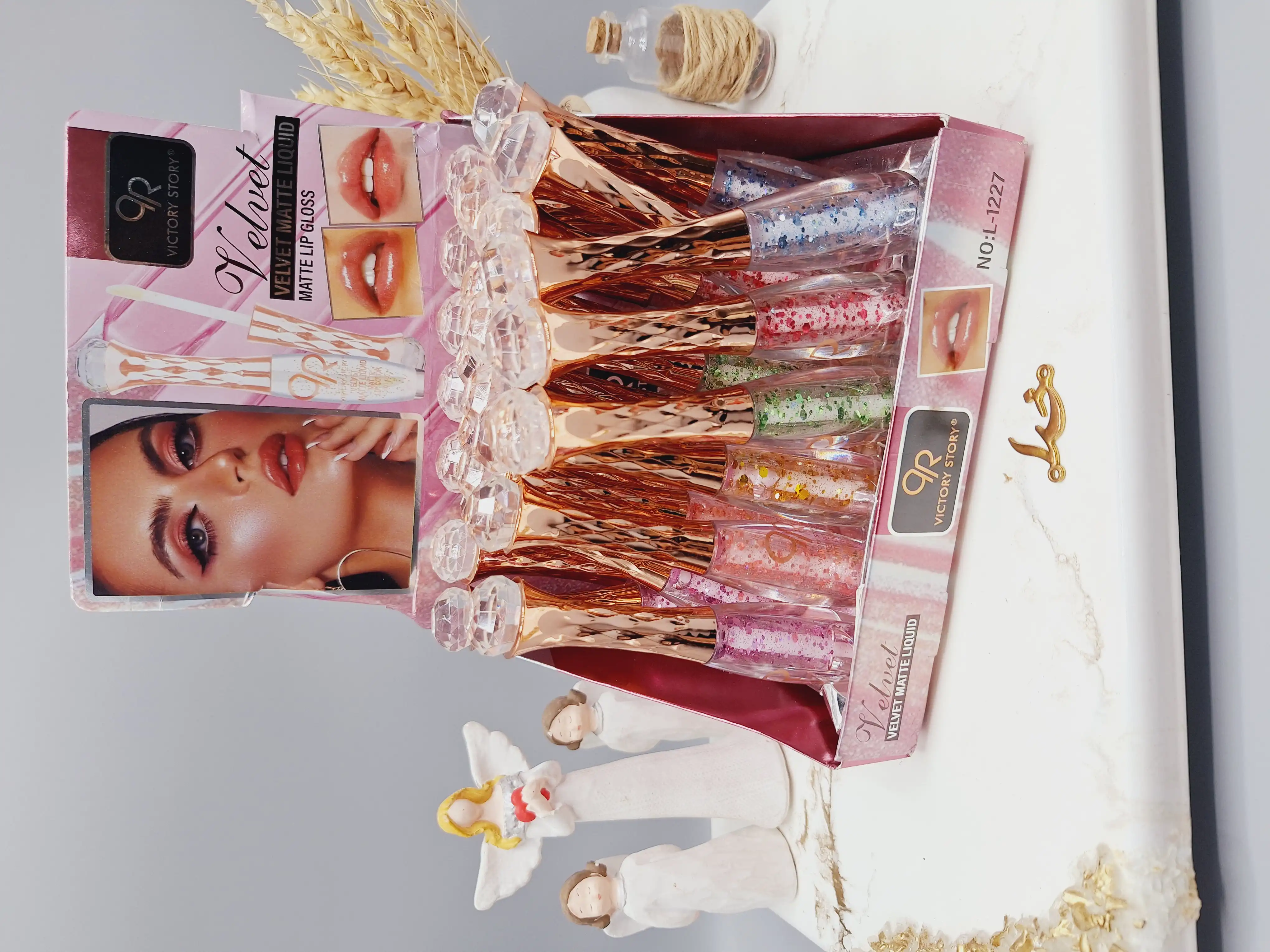 لیپ گلاس گلیتری طرح پیچک سر الماسی برند VICTORY STORY کد 1227