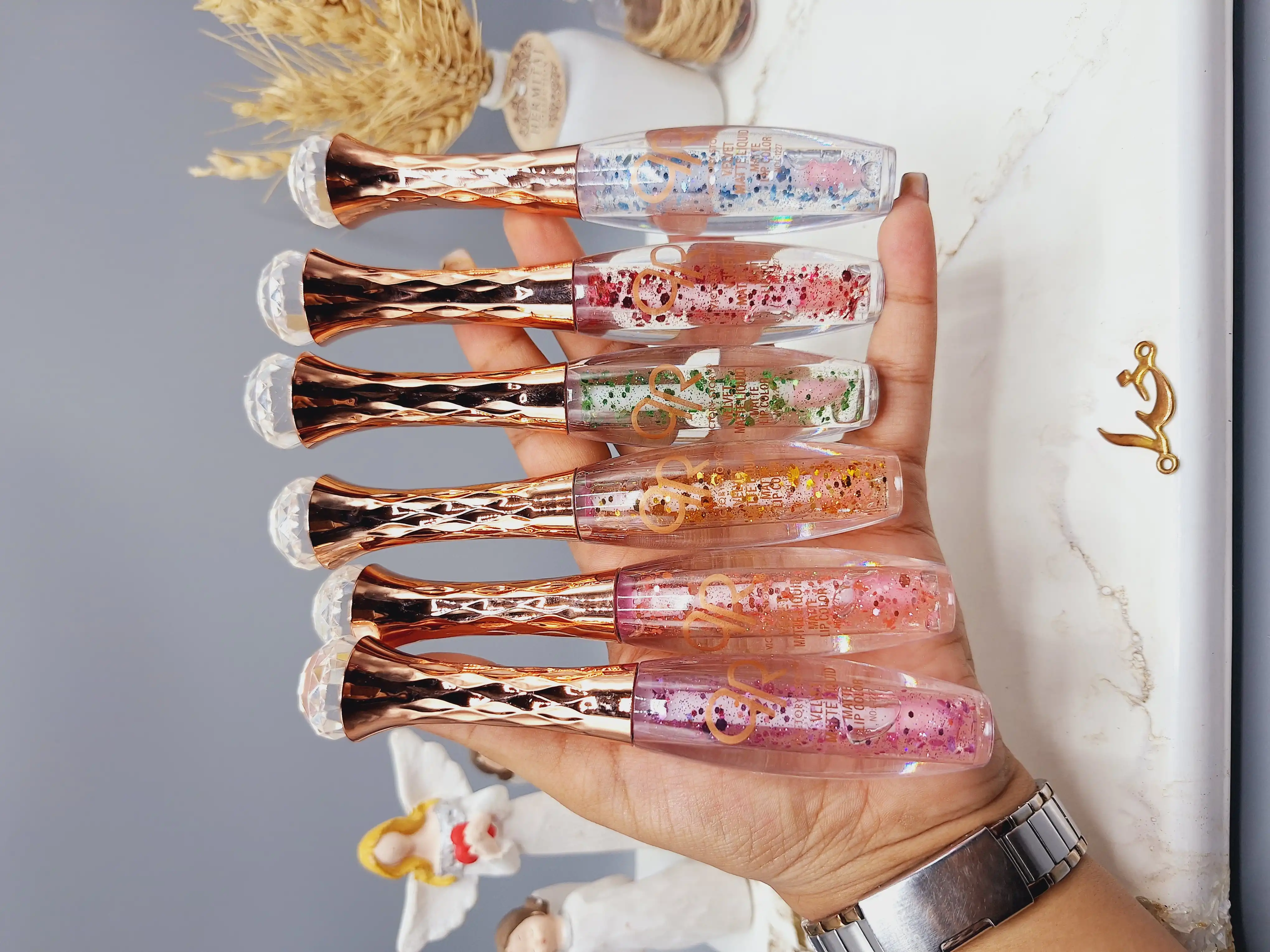 لیپ گلاس گلیتری طرح پیچک سر الماسی برند VICTORY STORY کد 1227