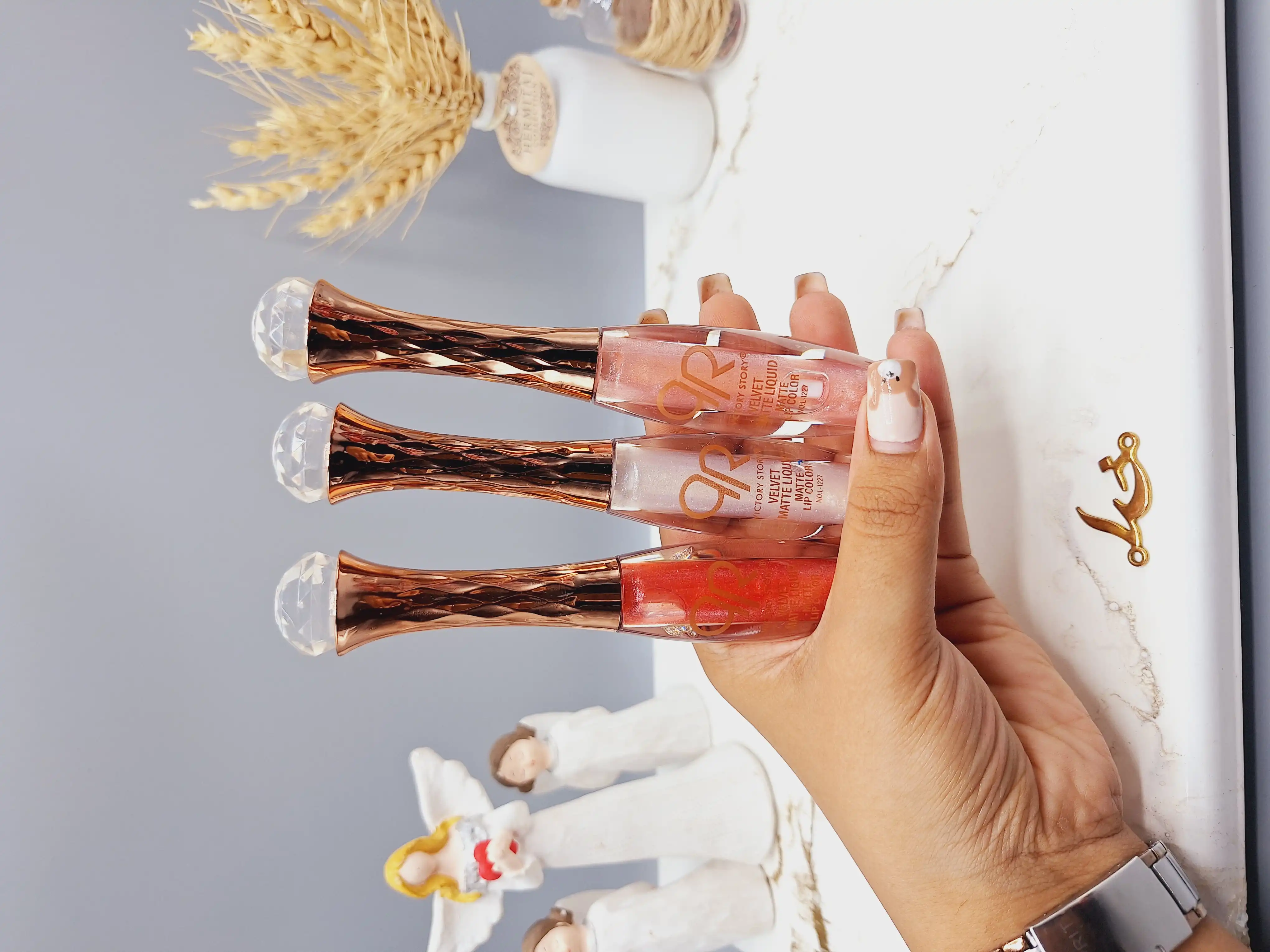 لیپ گلاس شاین دار طرح پیچک سر الماسی برند VICTORY STORY کد 1227