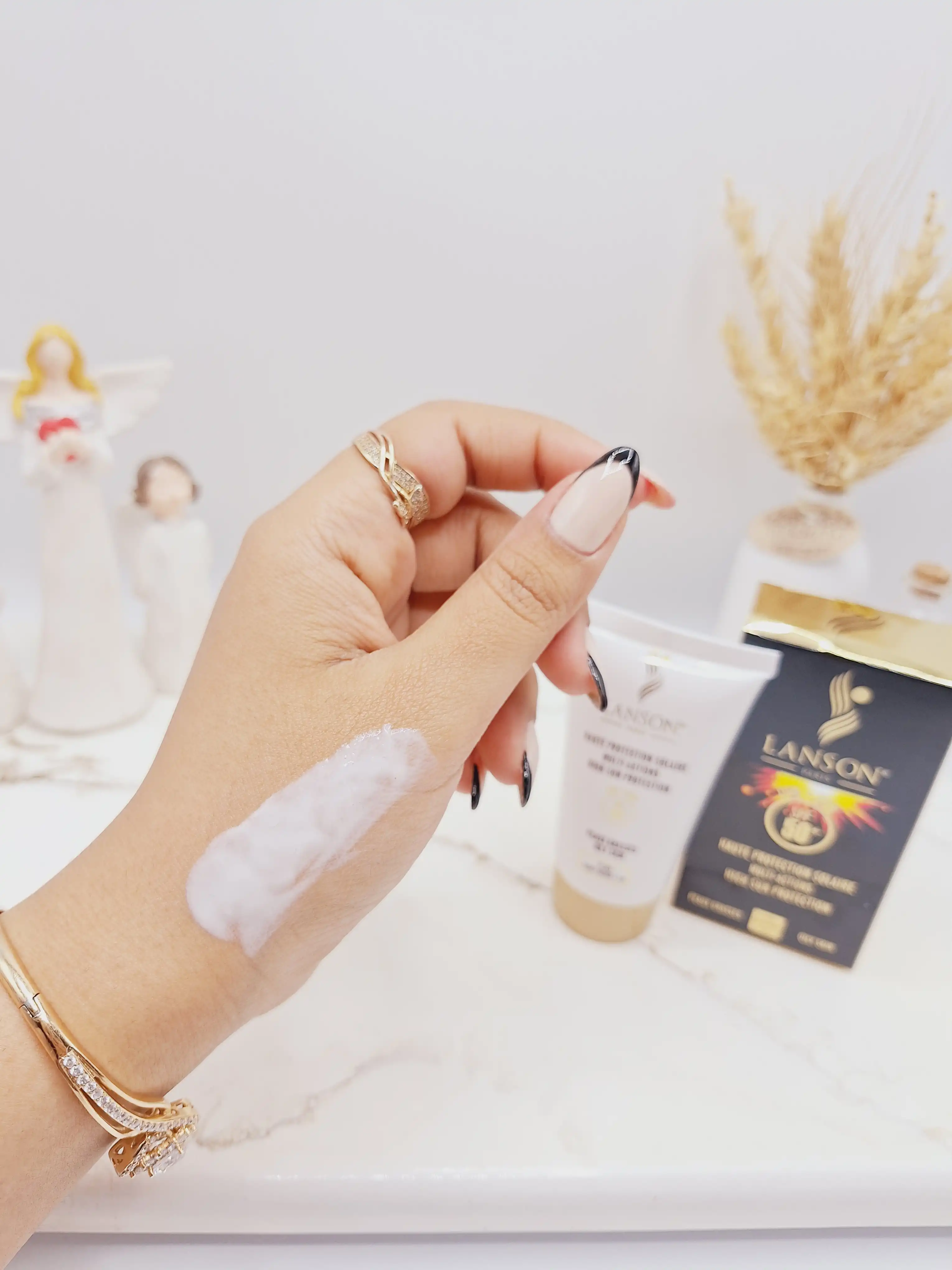 ضد آفتاب فلوئید بی رنگ لانسون مناسب برای پوست مختلط و چرب با ‏SPF50‏ محافظت در برابر آفتاب بالا کد 0042