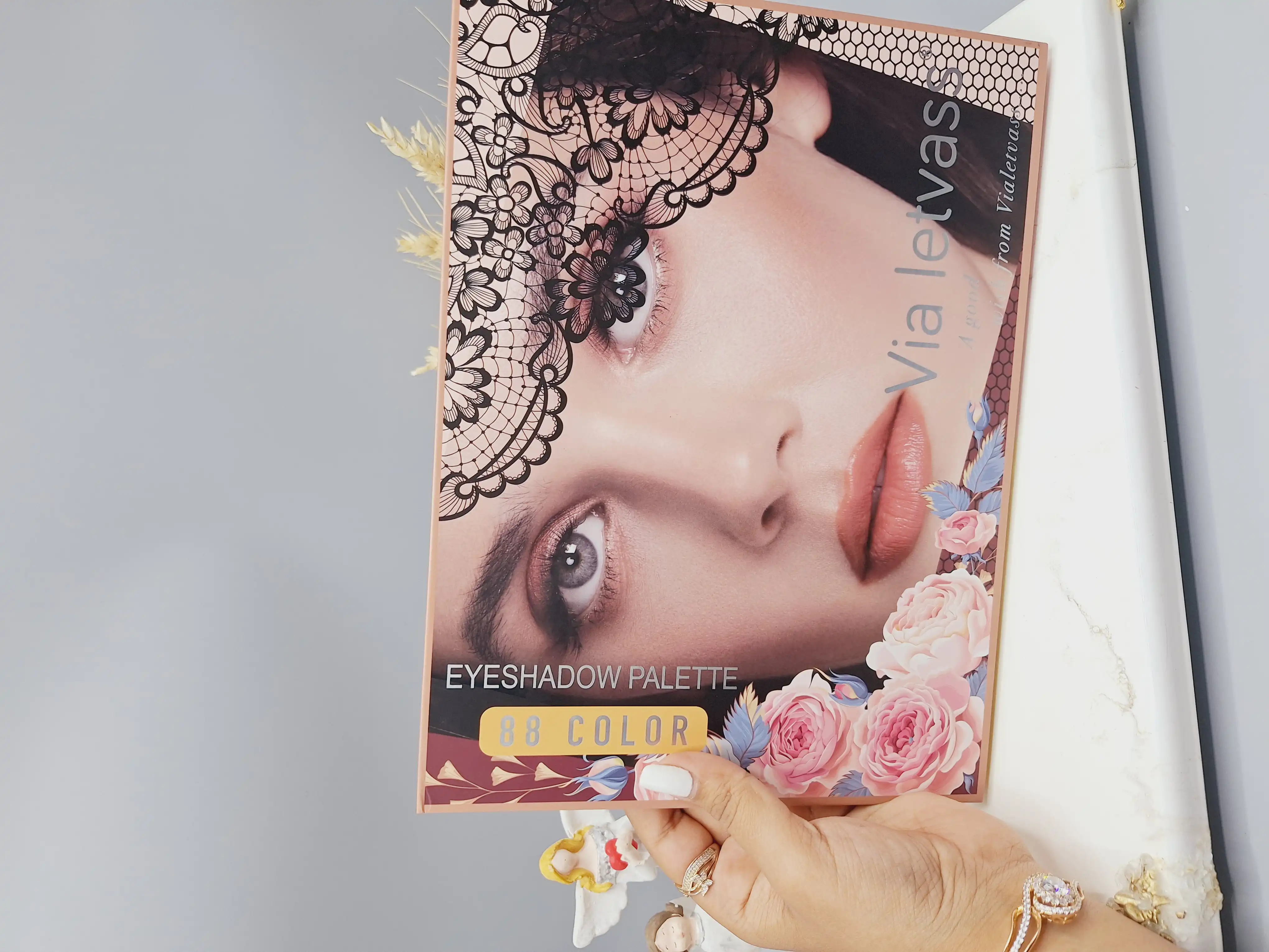 پالت سایه میکاپ دارای همه طیف رنگی زیبا برند Via letvas کد 2338