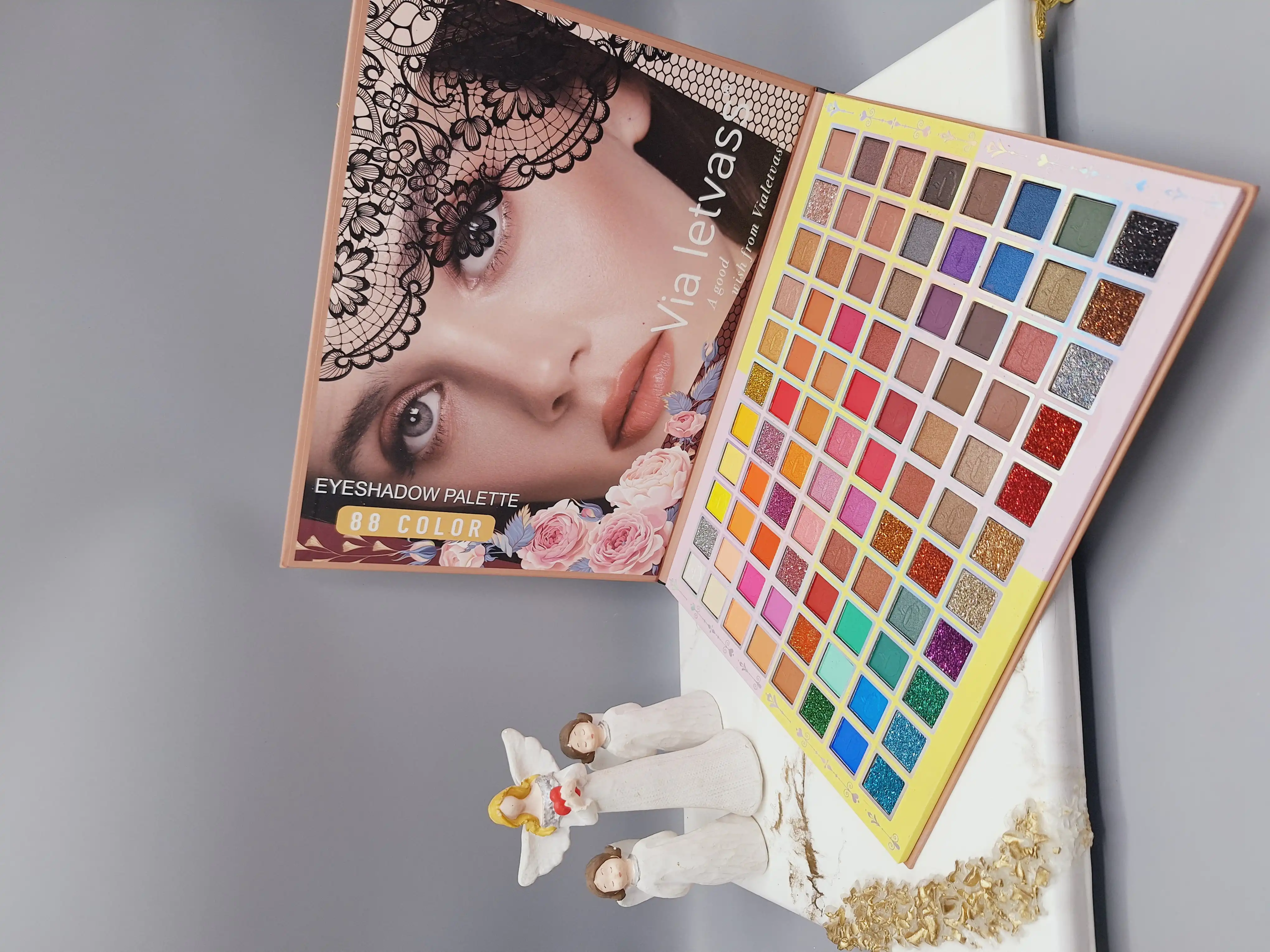 پالت سایه میکاپ دارای همه طیف رنگی زیبا برند Via letvas کد 2338