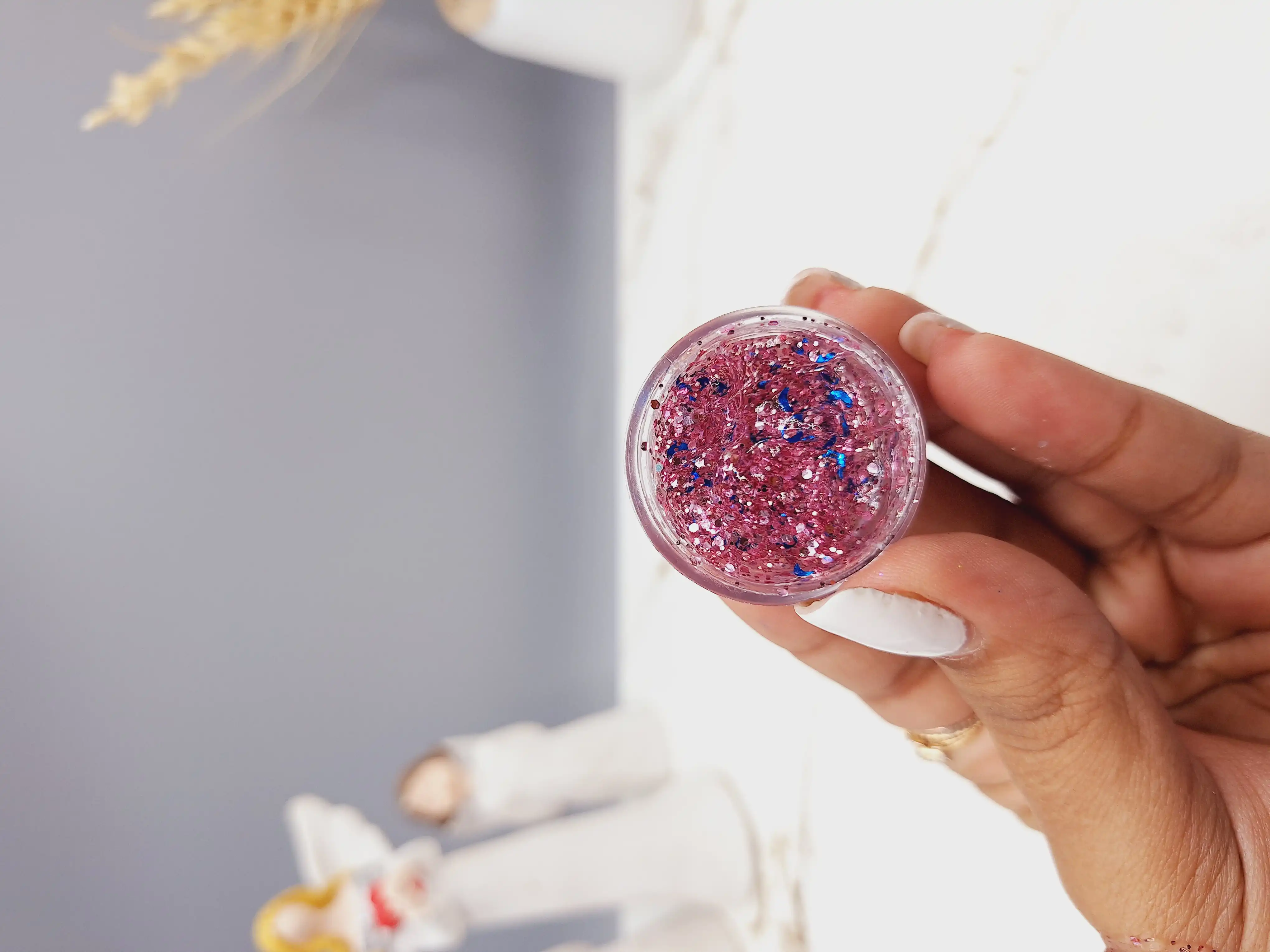 گلیتر مایع رنگ یاسی مایل به بنفش