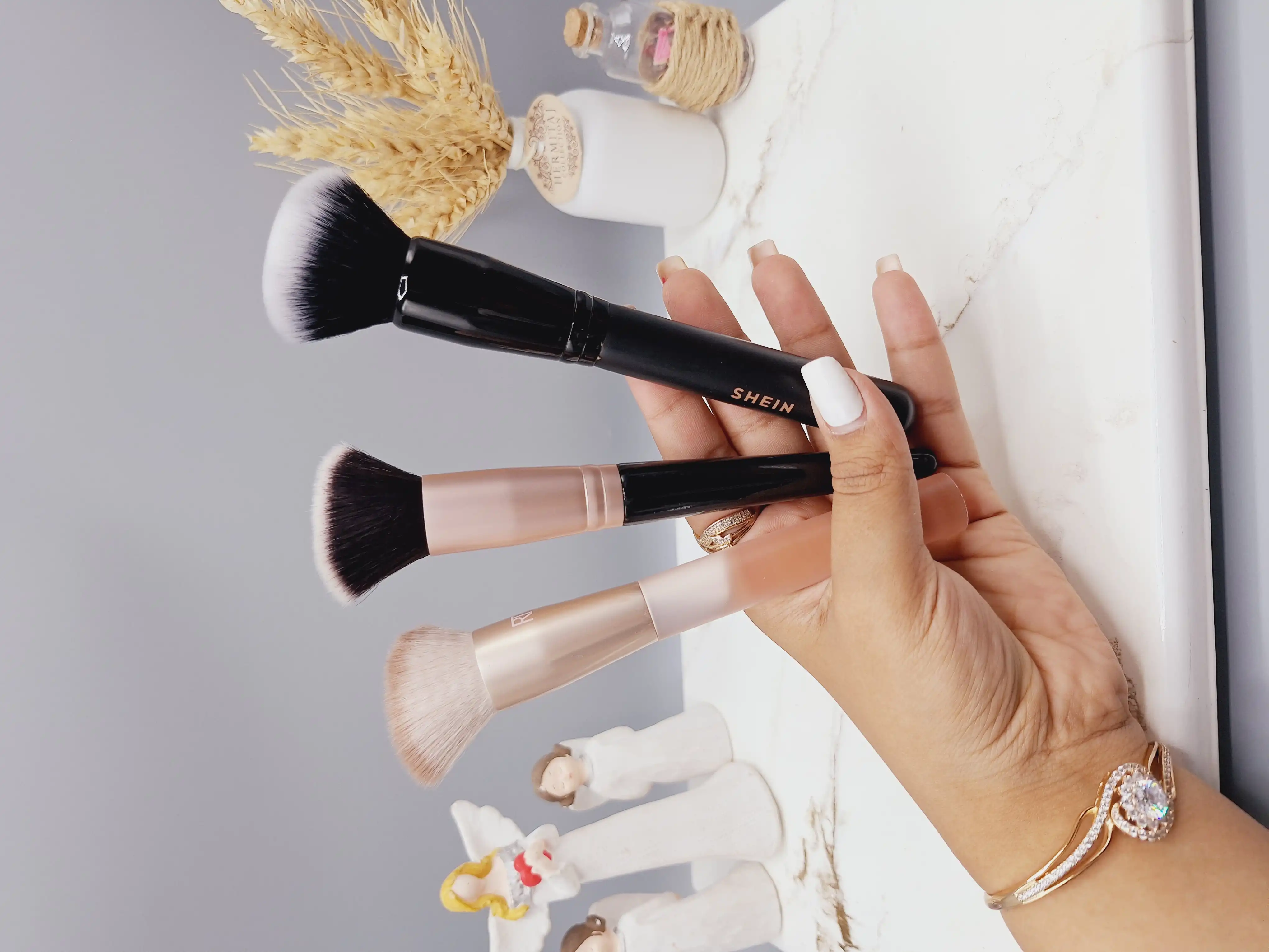 براش مناسب میکاپ مدل متخلف طرح رندم