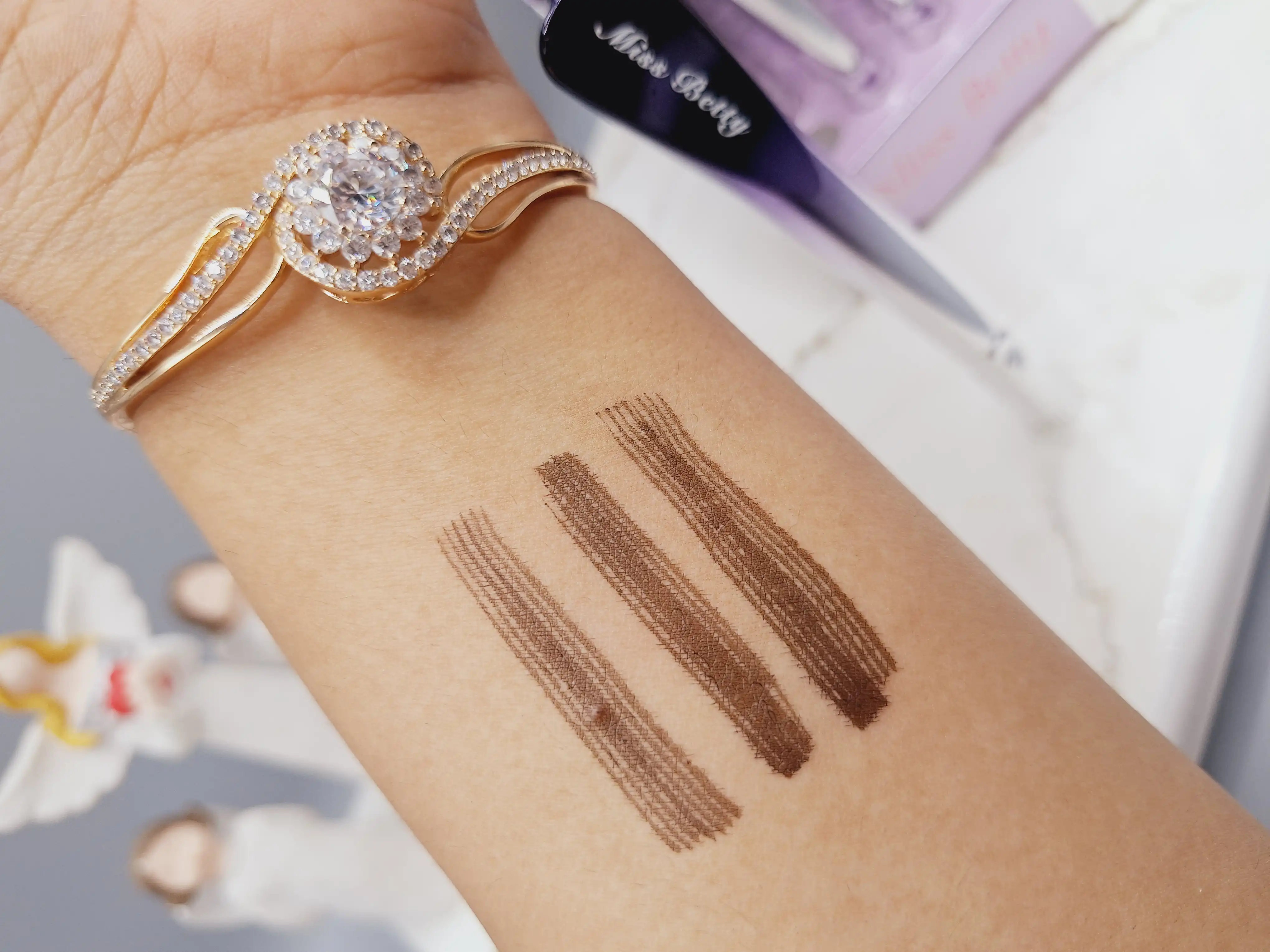 هاشور ابرو 24 ساعته و 4 خطه با کیفیت Miss Betty کد E3723