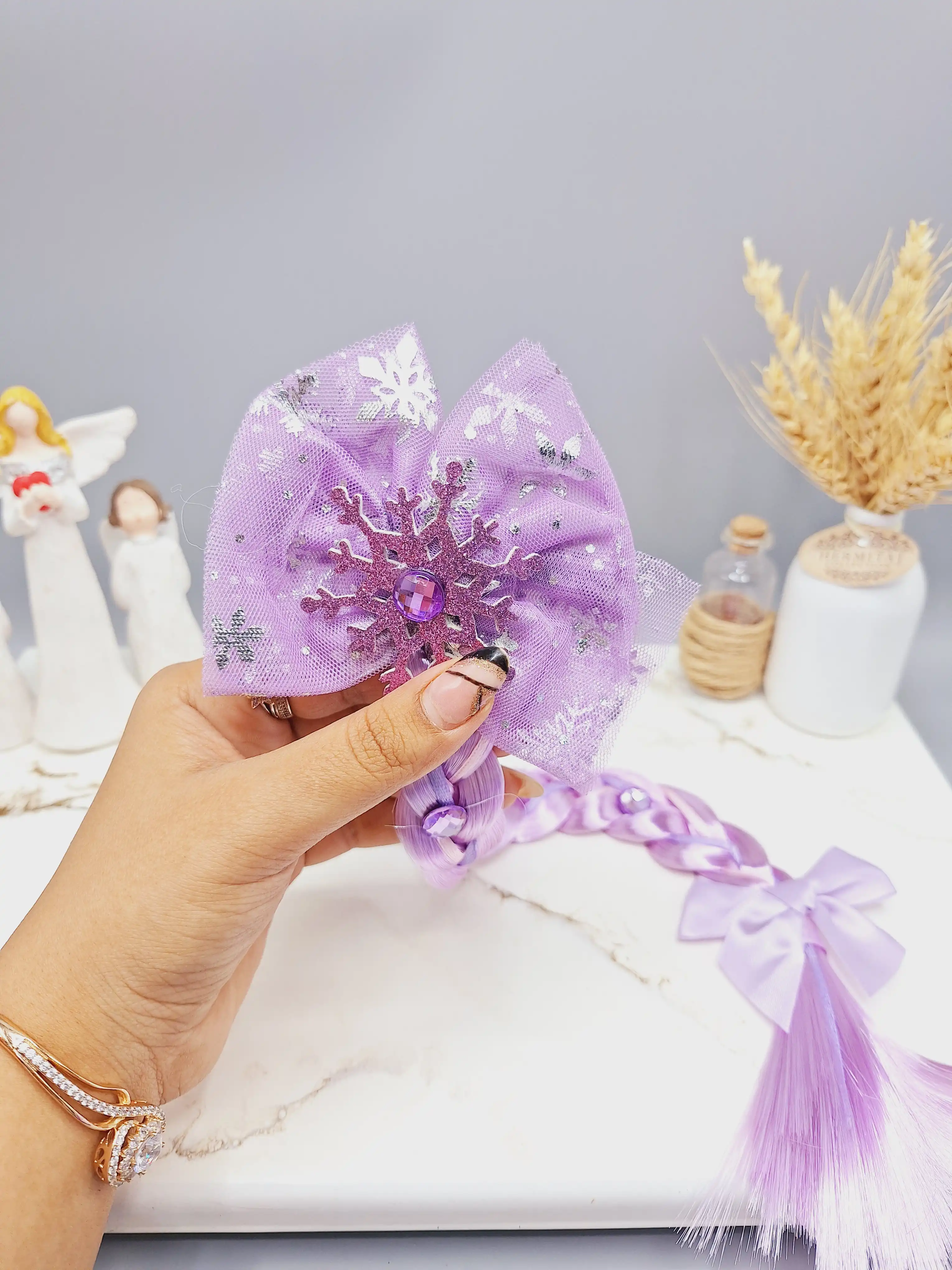 گیره موی دخترانه با موی اکستنشن نسکافه ای طرح پاپیون و نگین السا