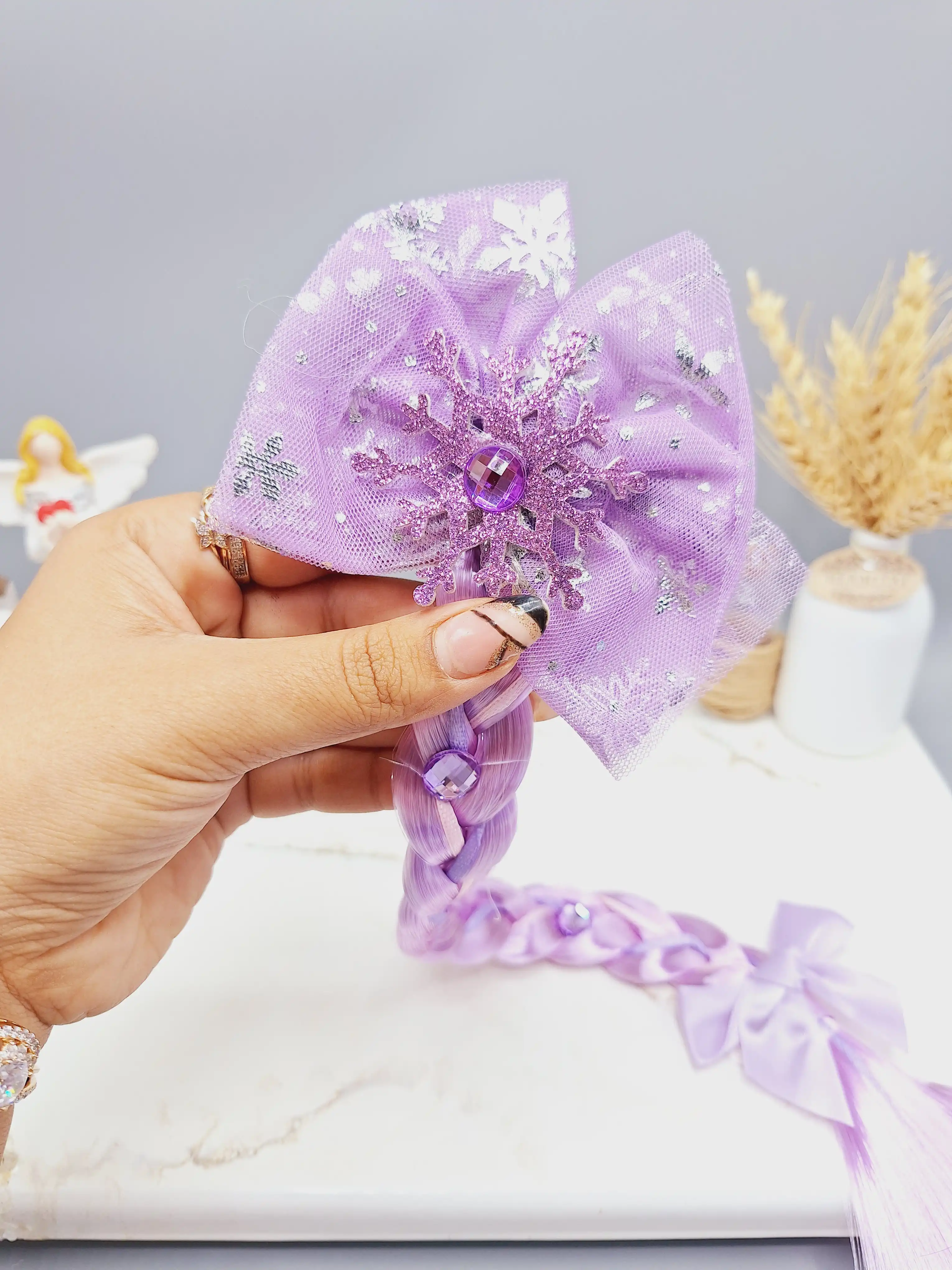 گیره موی دخترانه با موی اکستنشن نسکافه ای طرح پاپیون و نگین السا