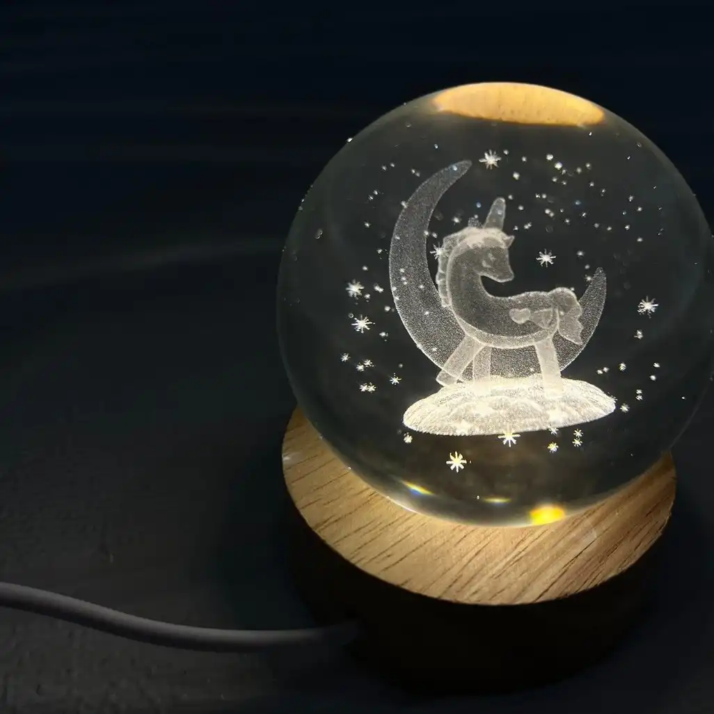 چراغ خواب گوی کریستالی فوق العاده زیبا طرح اسب تک شاخ