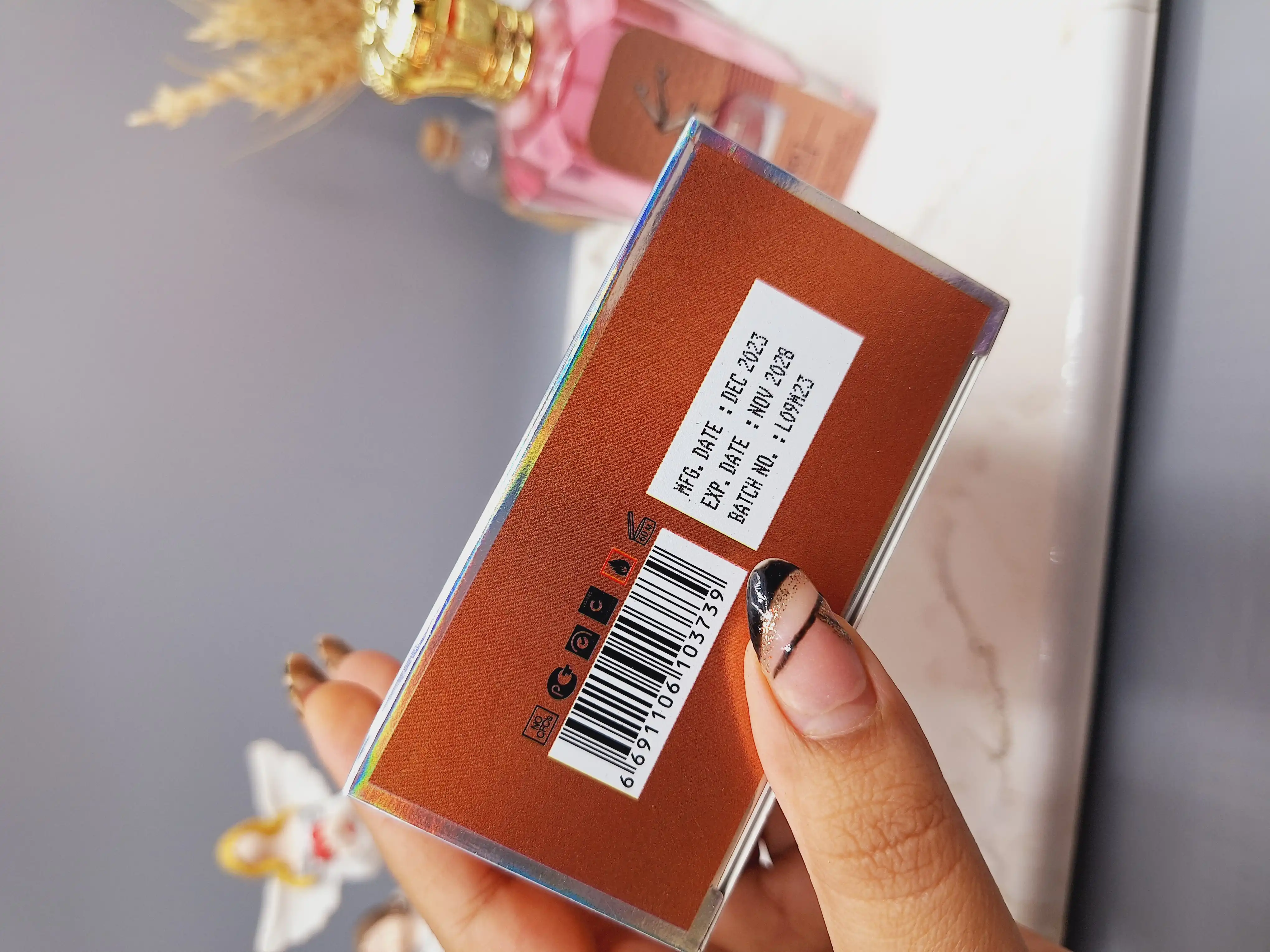 ادکلن زنانه خوشبو فوق العاده لاکچری کد 1023