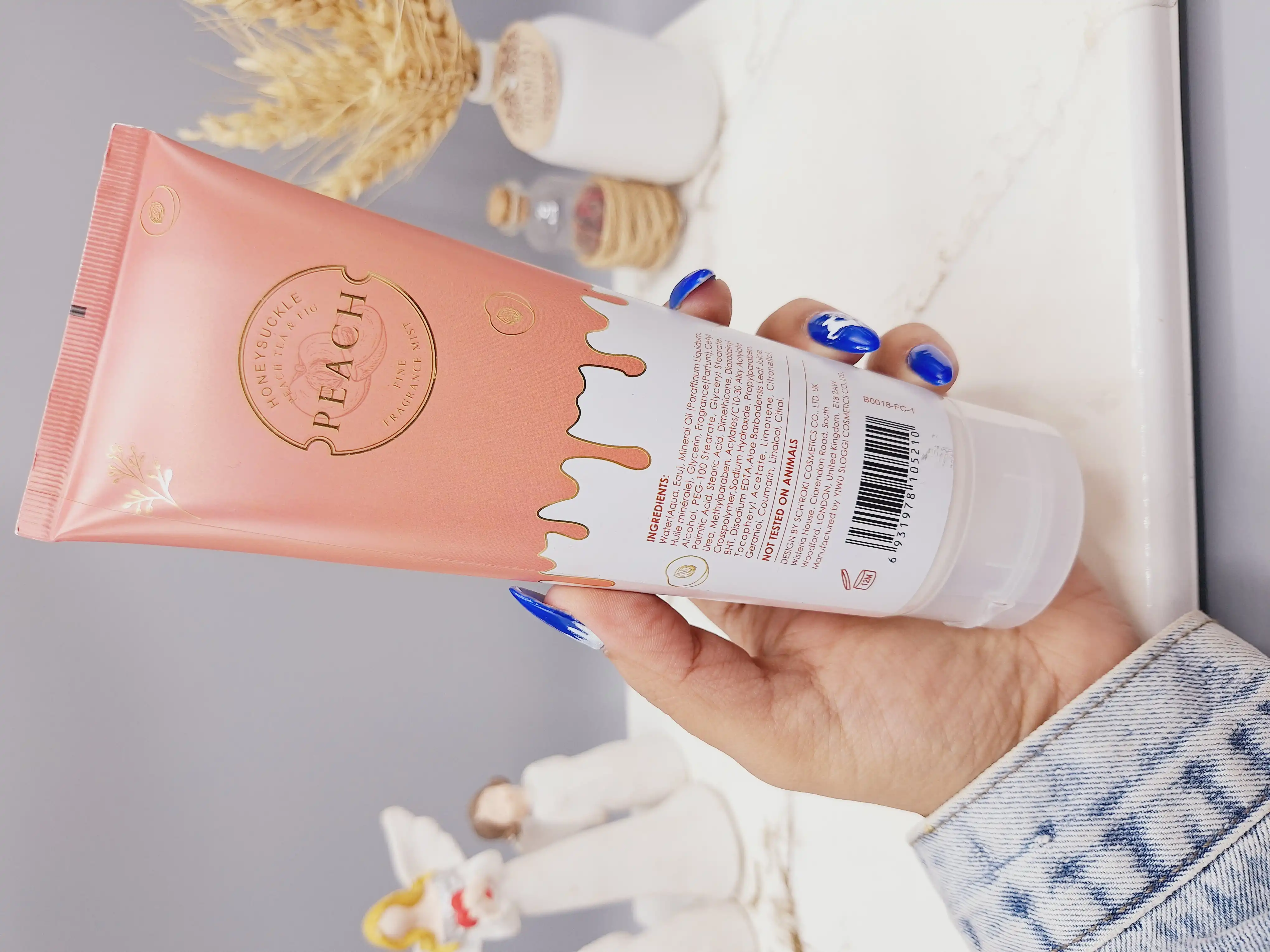 لوسیون عطری فوق العاده خوشبو و آبرسان برند PINK IN SWEET حجم 236 گرم مدل HONEYSUCKLE PEACH TEA &amp; FIG کد 5210