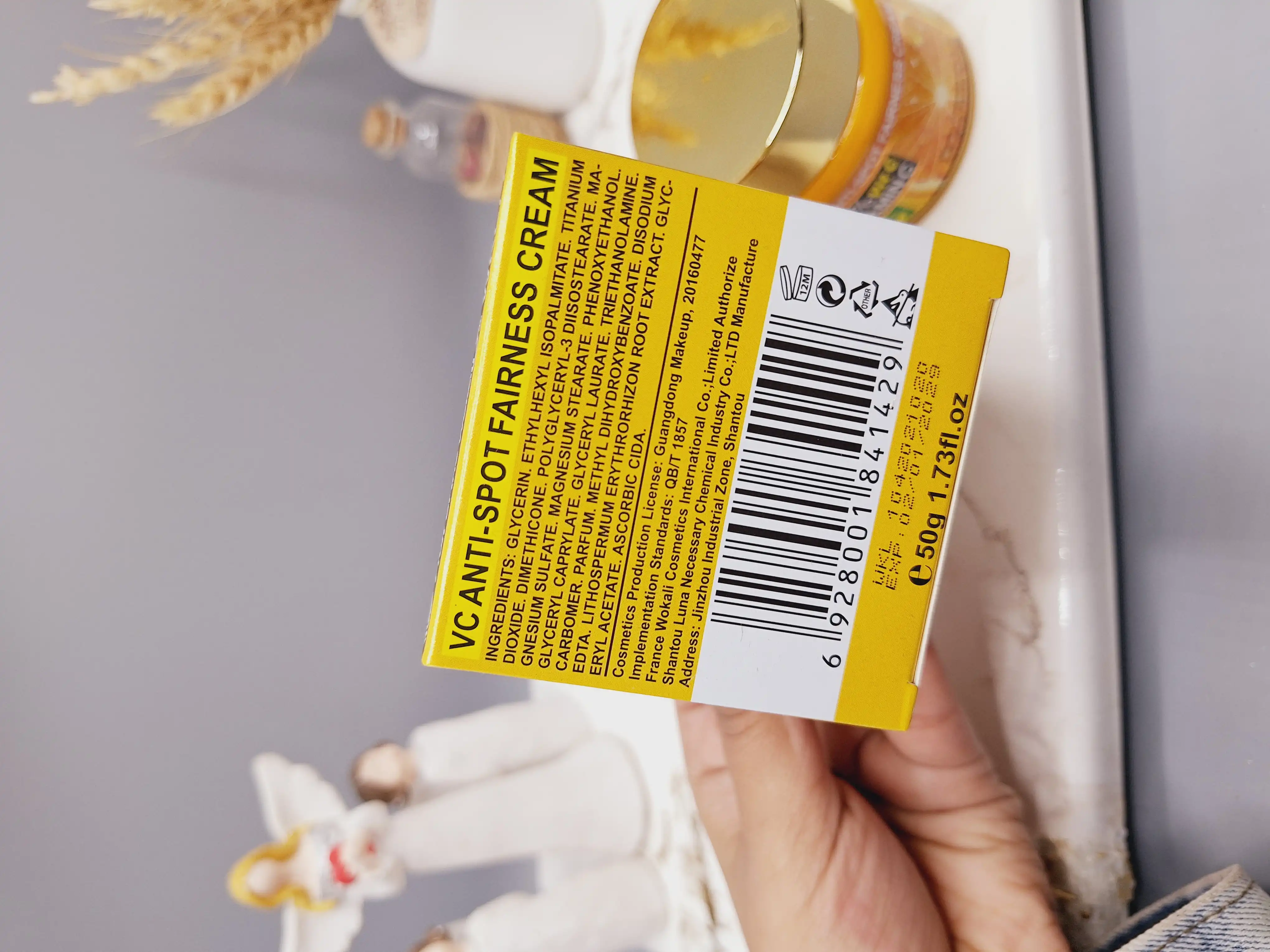 کرم ضدلک ویتامین C + اسید هیالورونیک ضد پیری و رفع کک و مک برند وکالی اصلی کد 716