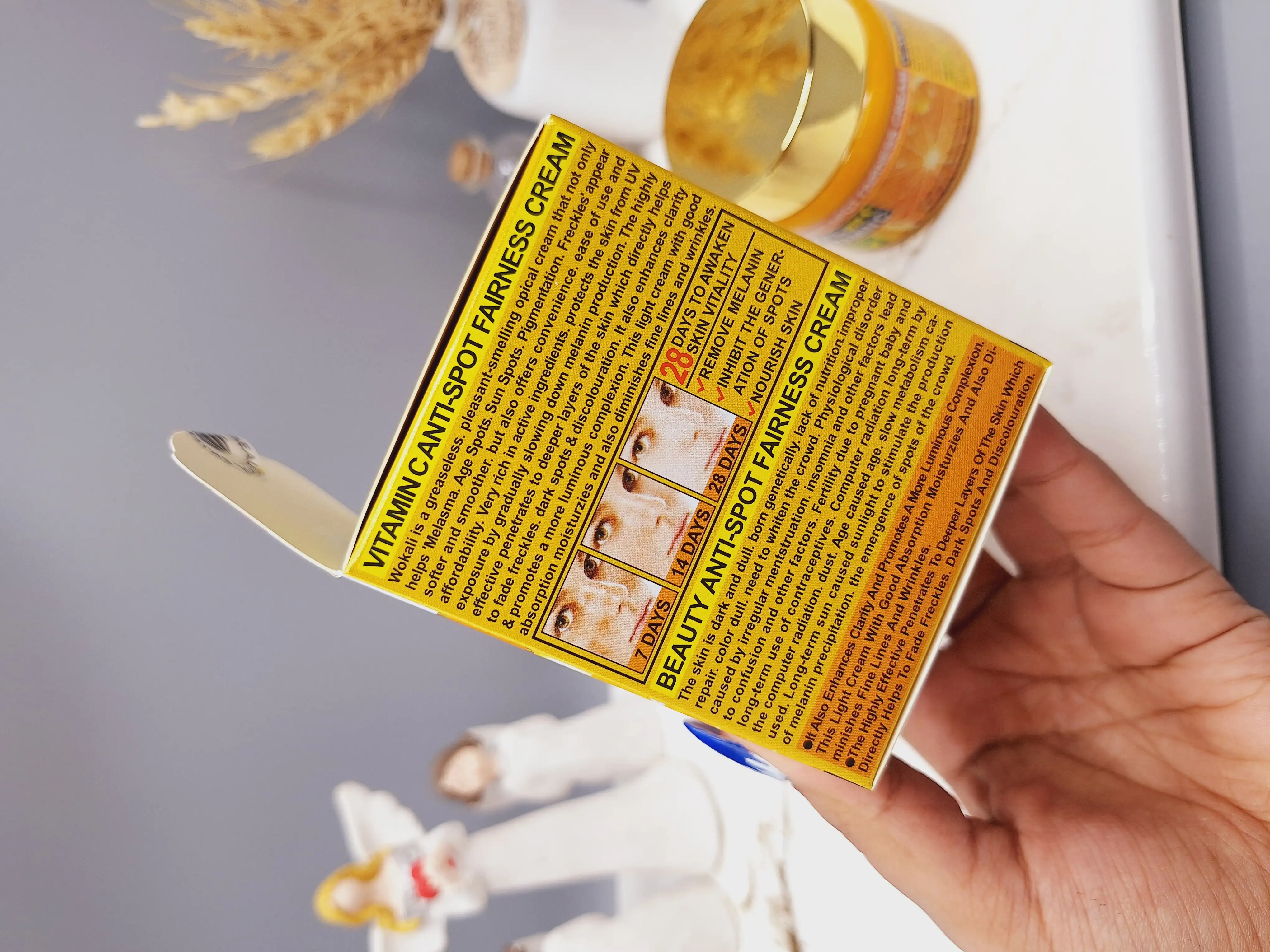 کرم سفید کننده مراقبت حرفه ای صورت ‏ویتامین C + اسید هیالورونیک ضد پیری رفع کک و مک برند وکالی اصلی کد 1412120919