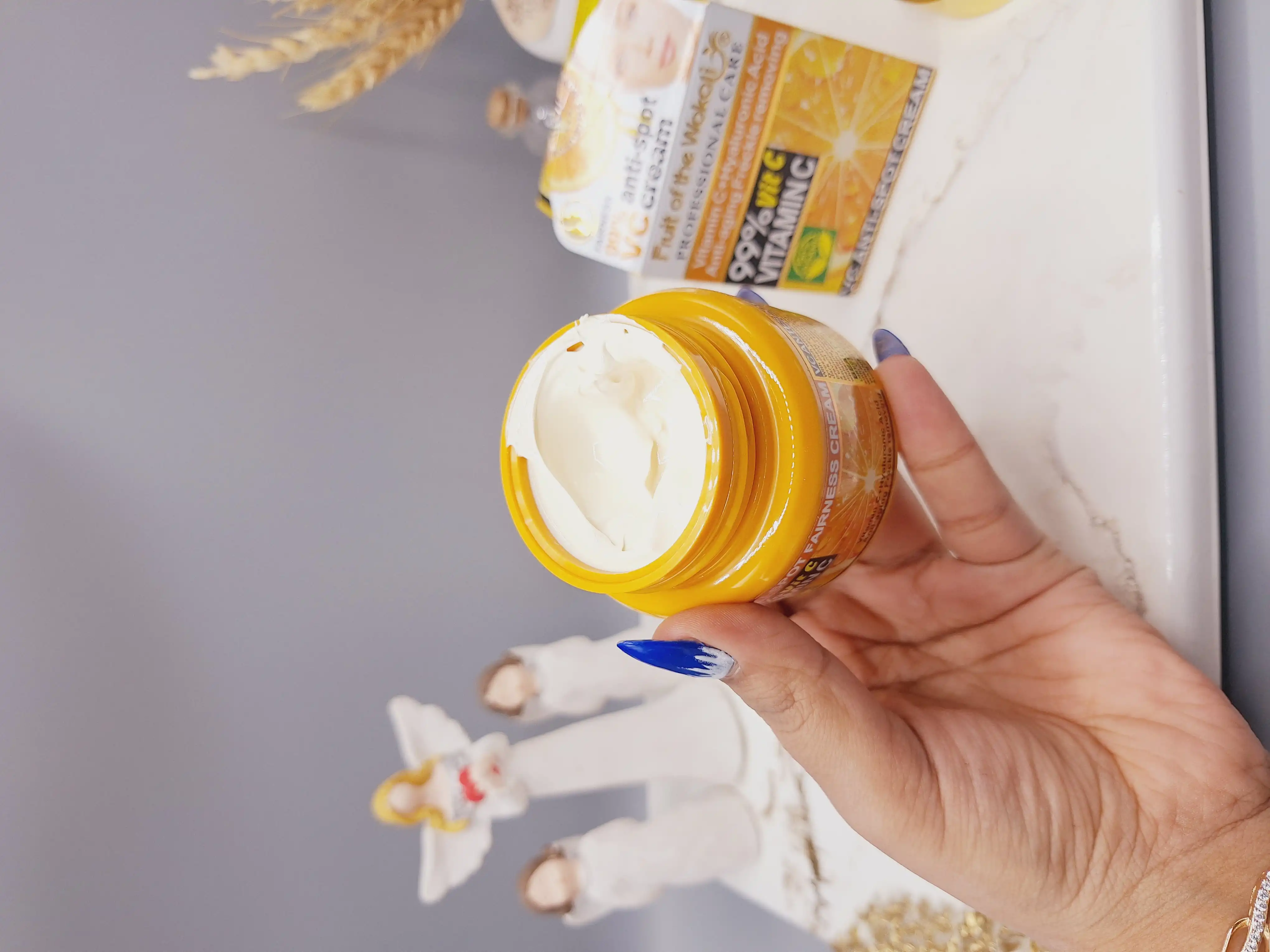 کرم سفید کننده مراقبت حرفه ای صورت ‏ویتامین C + اسید هیالورونیک ضد پیری رفع کک و مک برند وکالی اصلی کد 1412120919