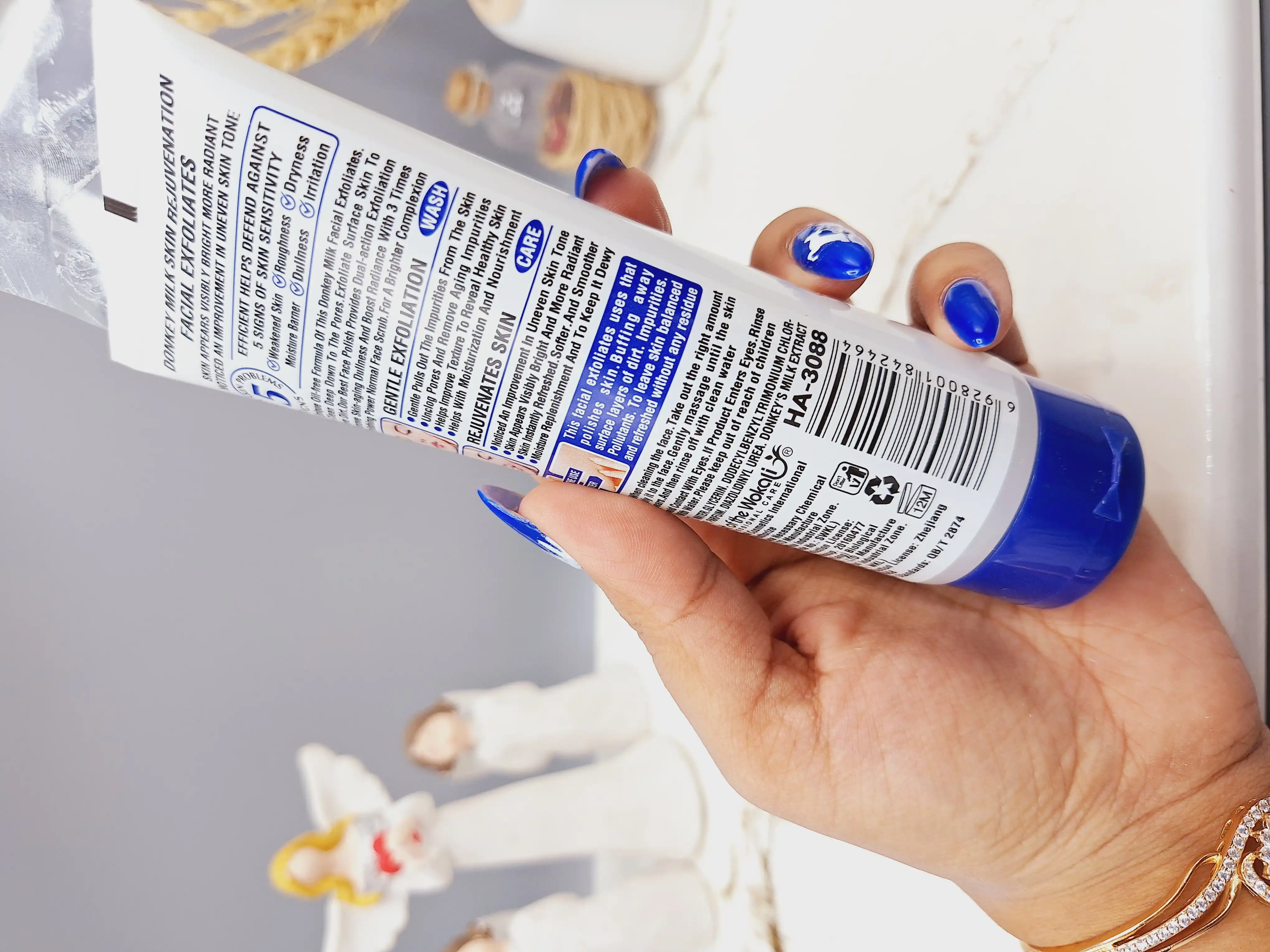 اسکراب لایه بردار روشن کننده صورت و بدن شیر الاغ ووکالی حجم 120 میل آبی کد HA-3088