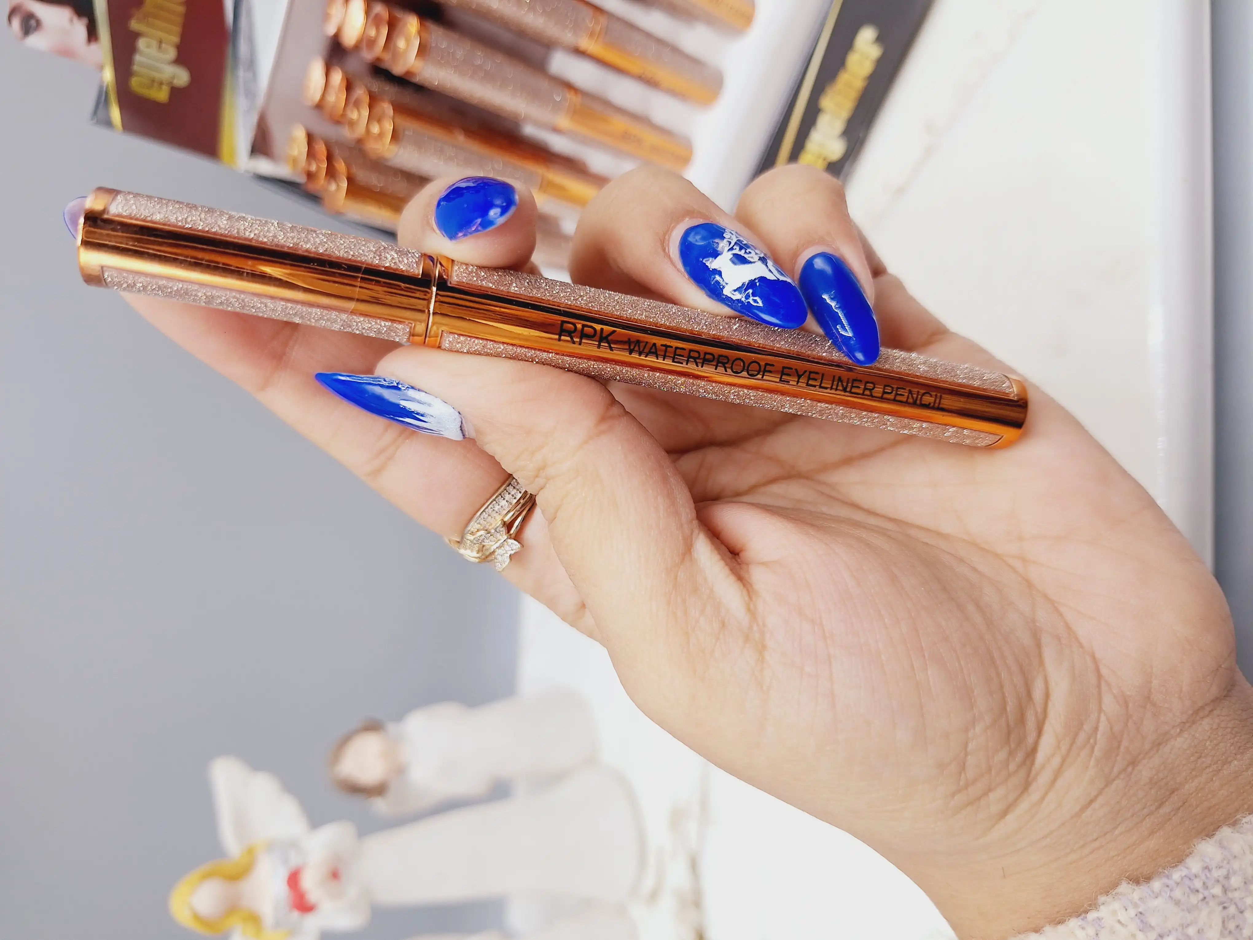 خط چشم مشکی ماژیکی پوکه طلایی برند RPK کد 8052