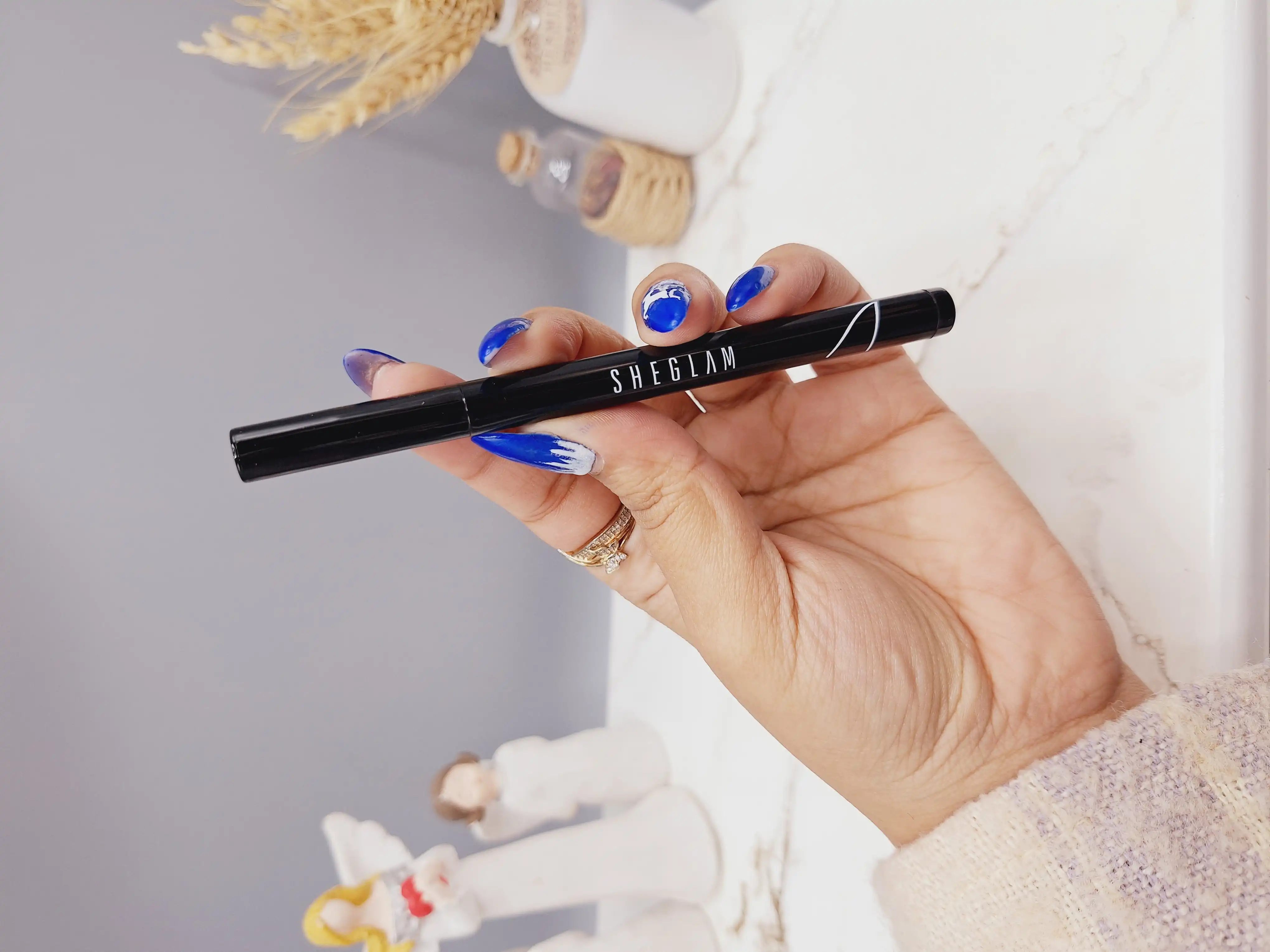 خط چشم مشکی ماژیکی برند شیگلم SHEGLAM