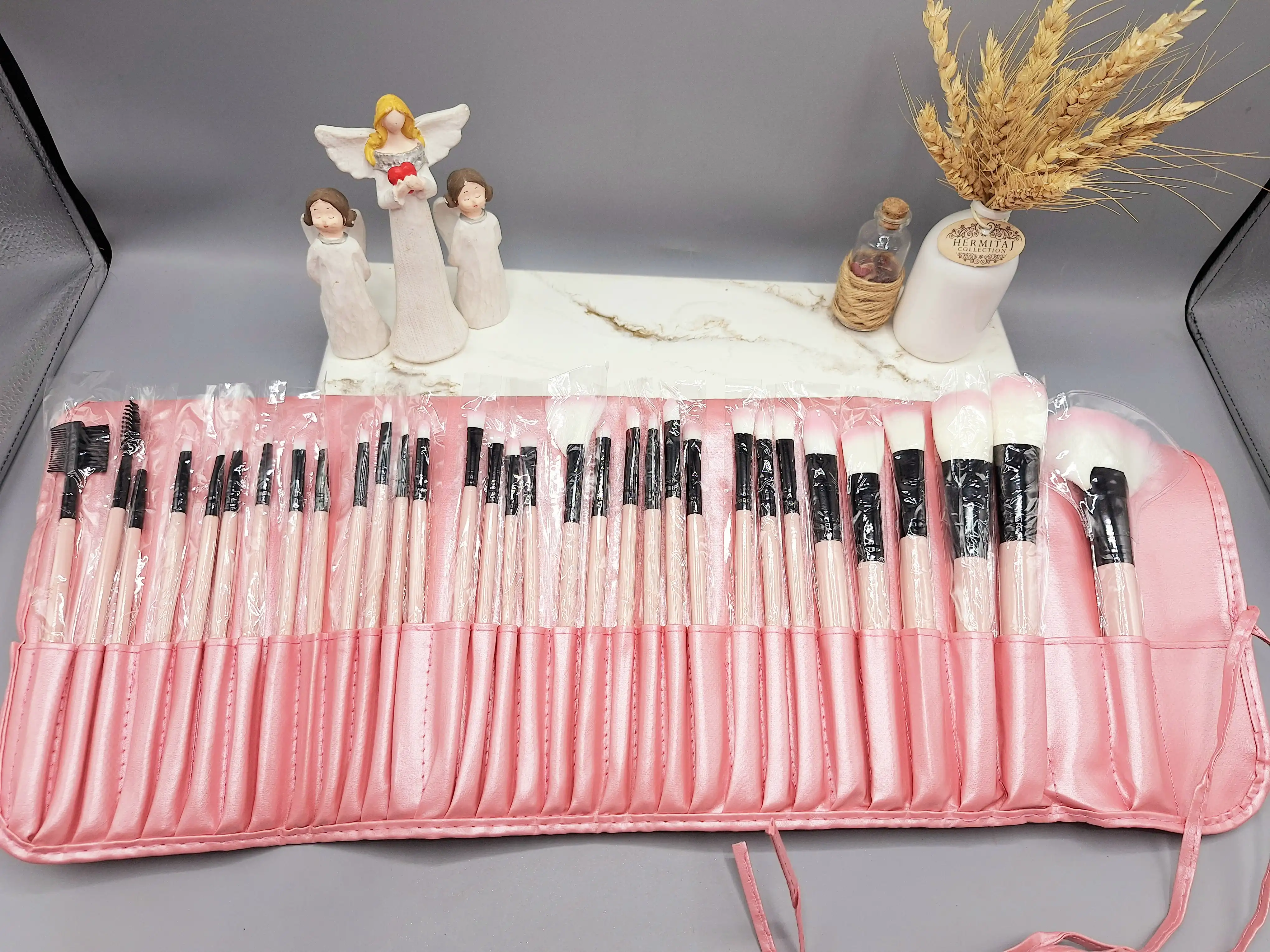 کیف براش حرفه ای 32 تیکه مخصوص میکاپ همراه با کیف چرمی