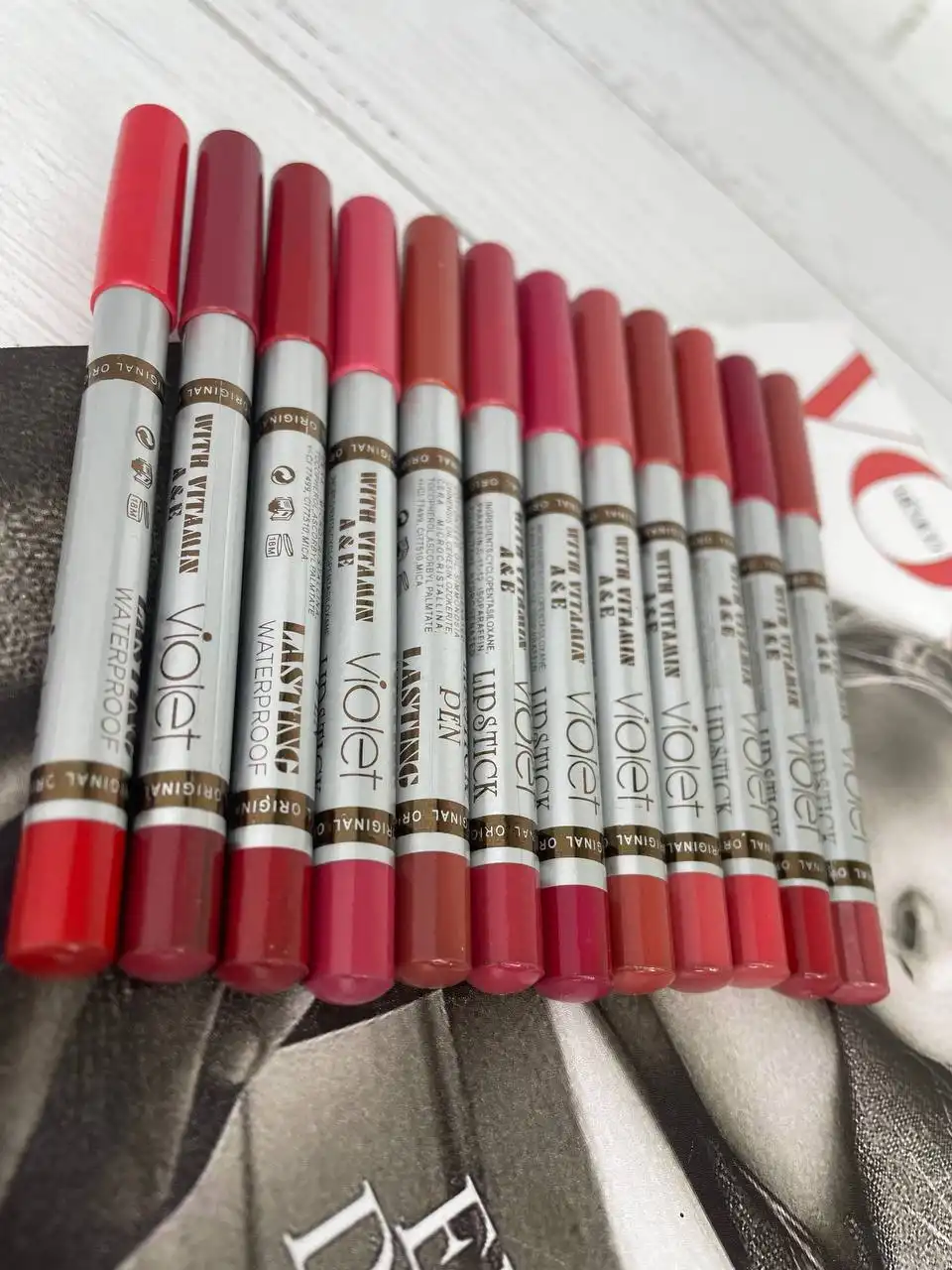 پک رژ مدادی 12 تایی برند ویولت violet (پوکه وسط نقره ای)