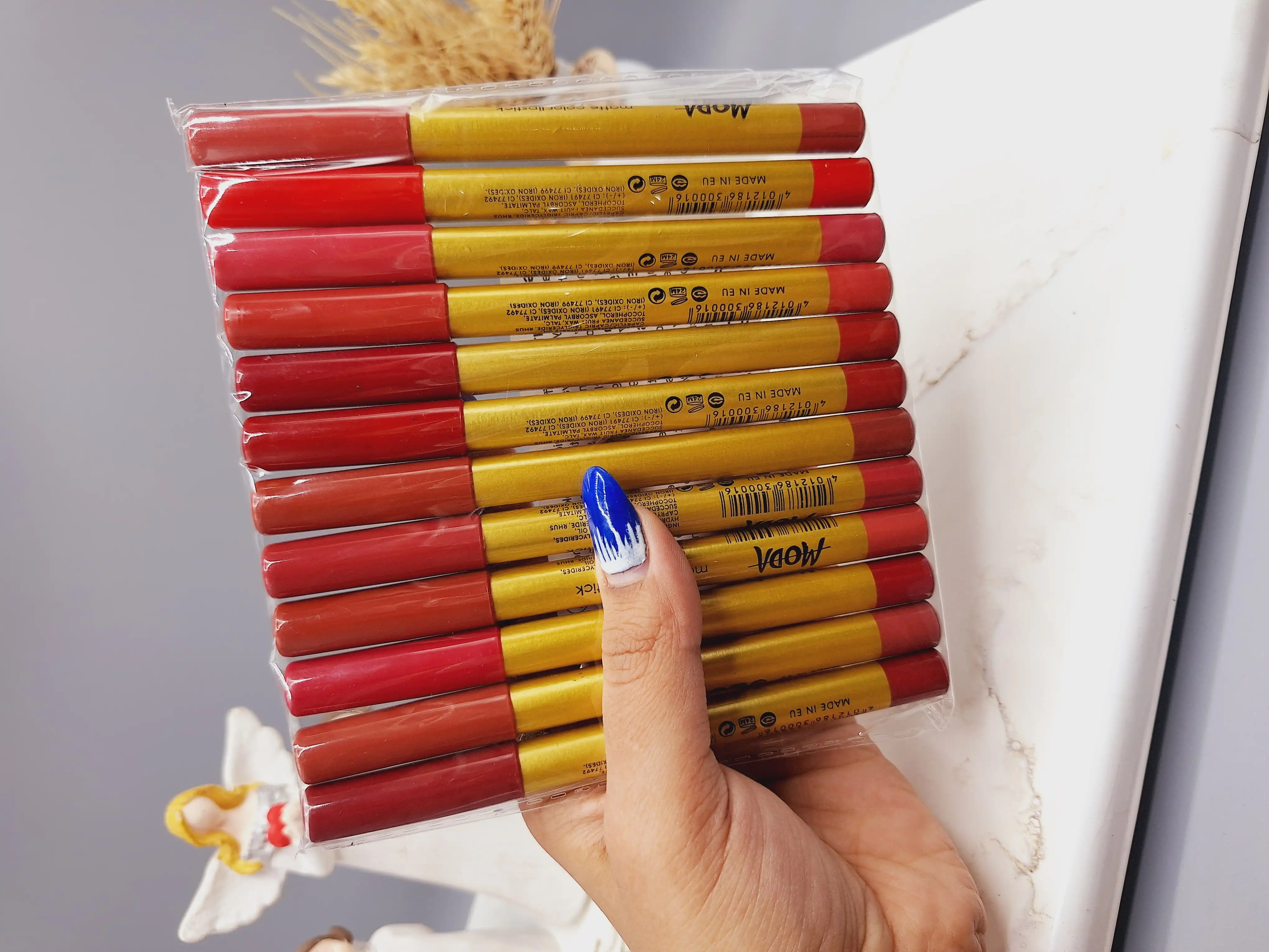 پک رژ مدادی 12 تایی برند مدا MODA (پوکه وسط طلایی)