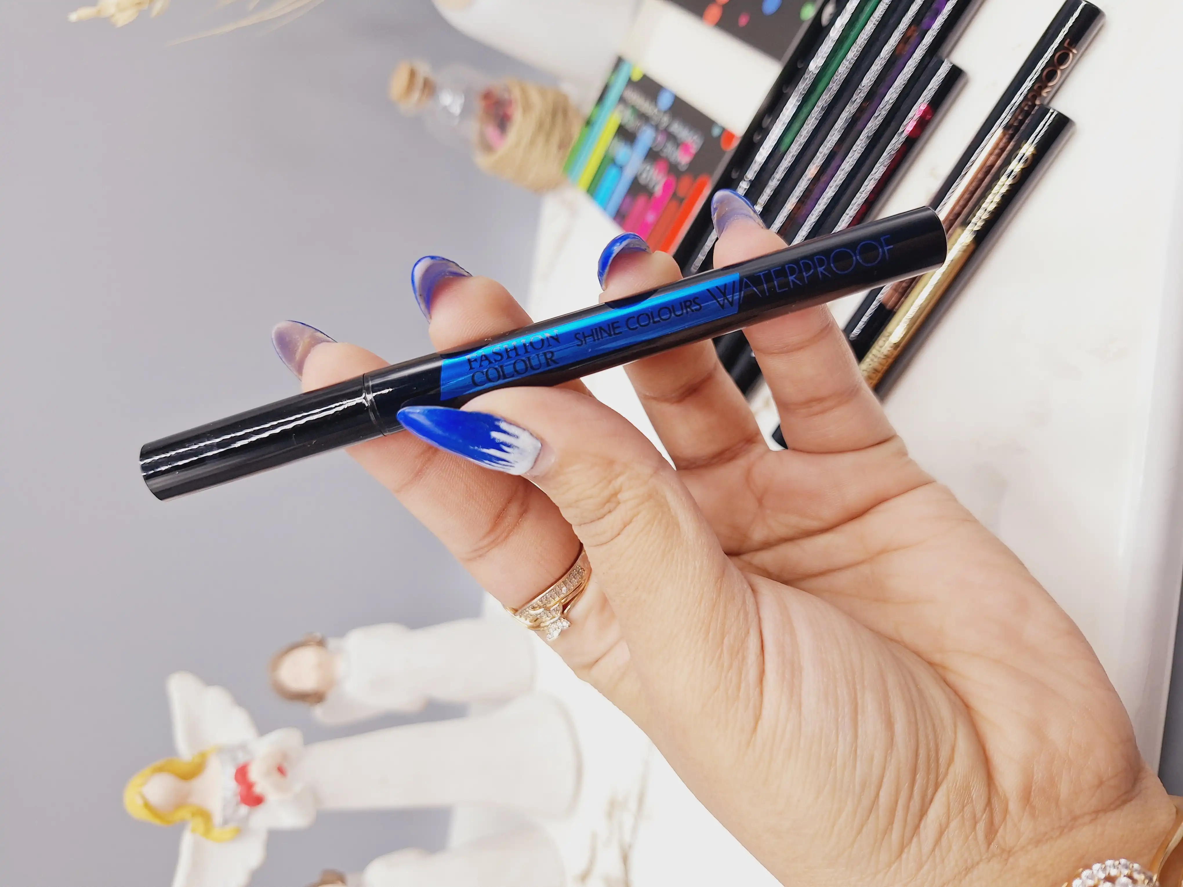 پک 12 تایی خط چشم رنگی فوق العاده زیبا و ضد آب ترند YABAGLIAN کد 0126